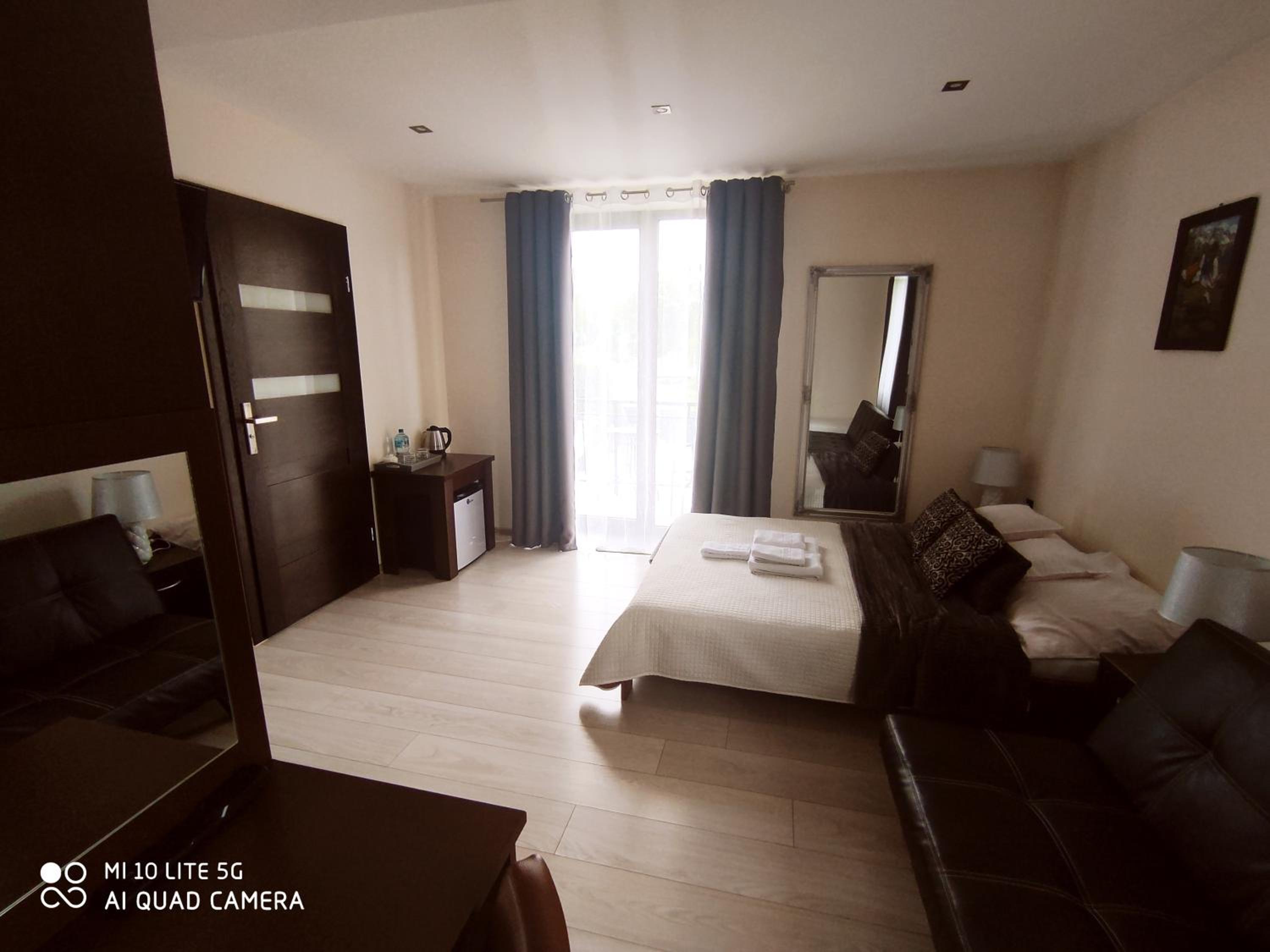 Deluxe Double Room with Balcony - Photo 19