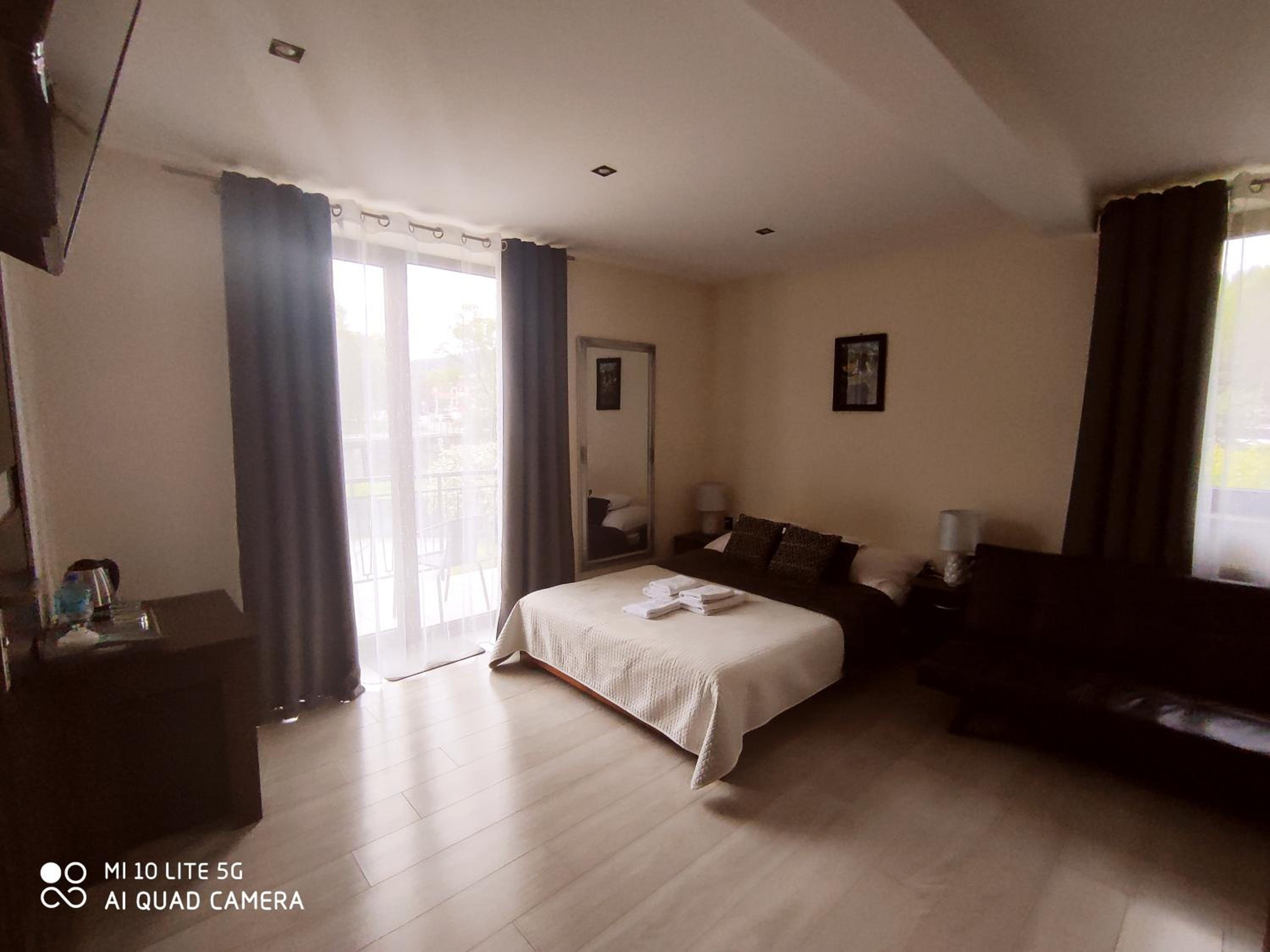 Deluxe Double Room with Balcony - Photo 17