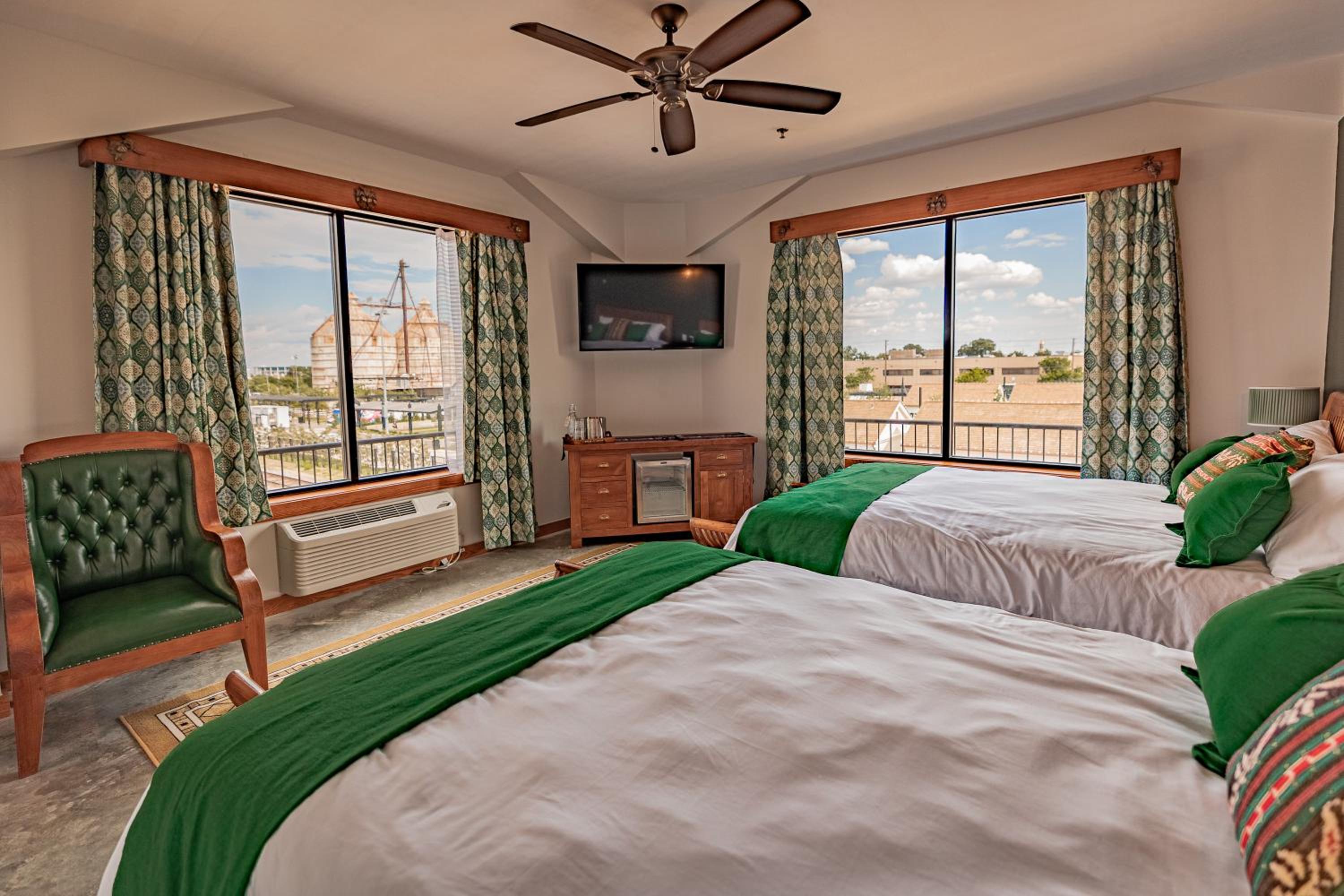 Executive Suite - Photo 1