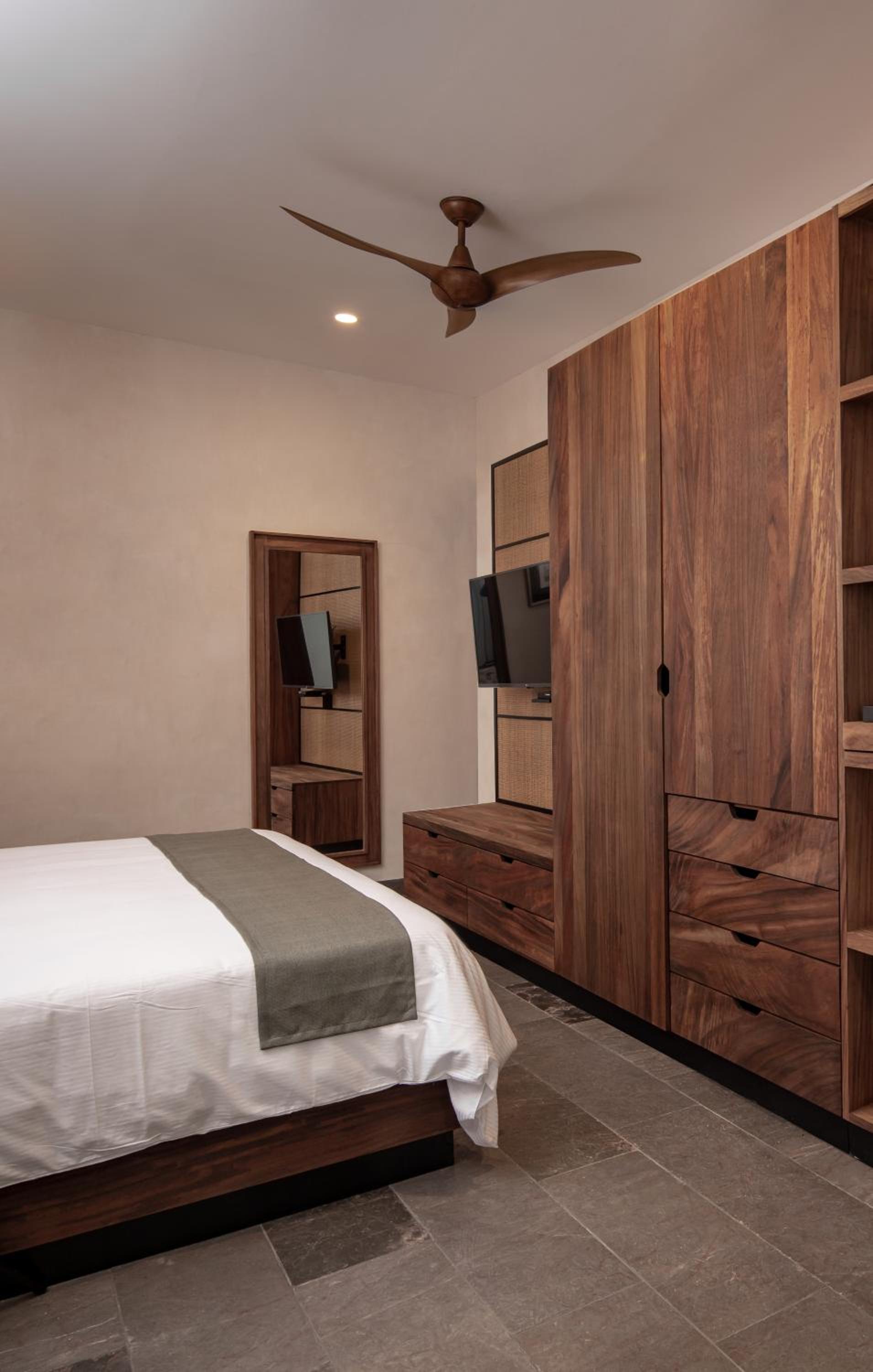 Standard King Room - Photo 2