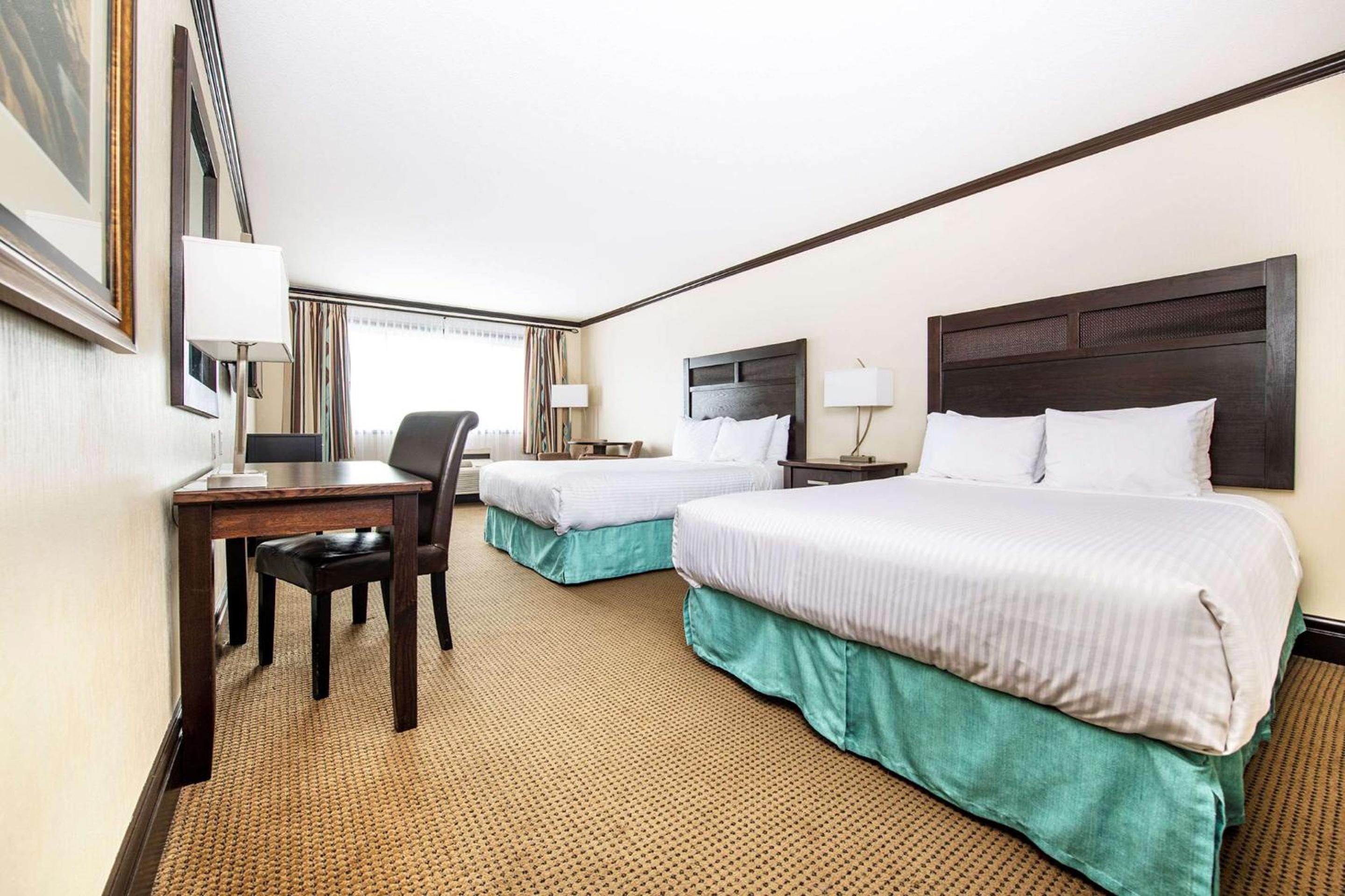 Queen Room with Two Queen Beds - Photo 2