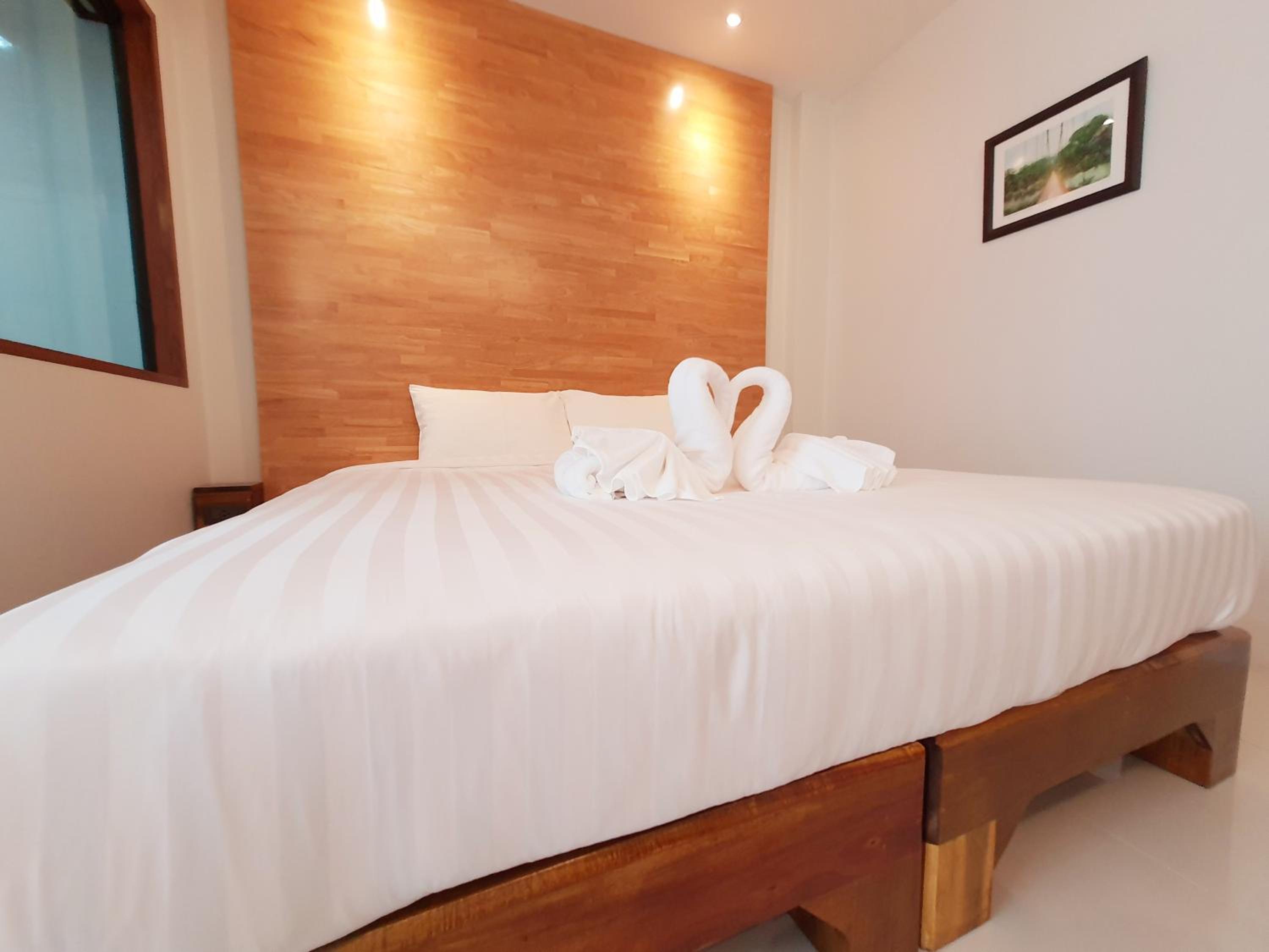 Standard King Room - Photo 6