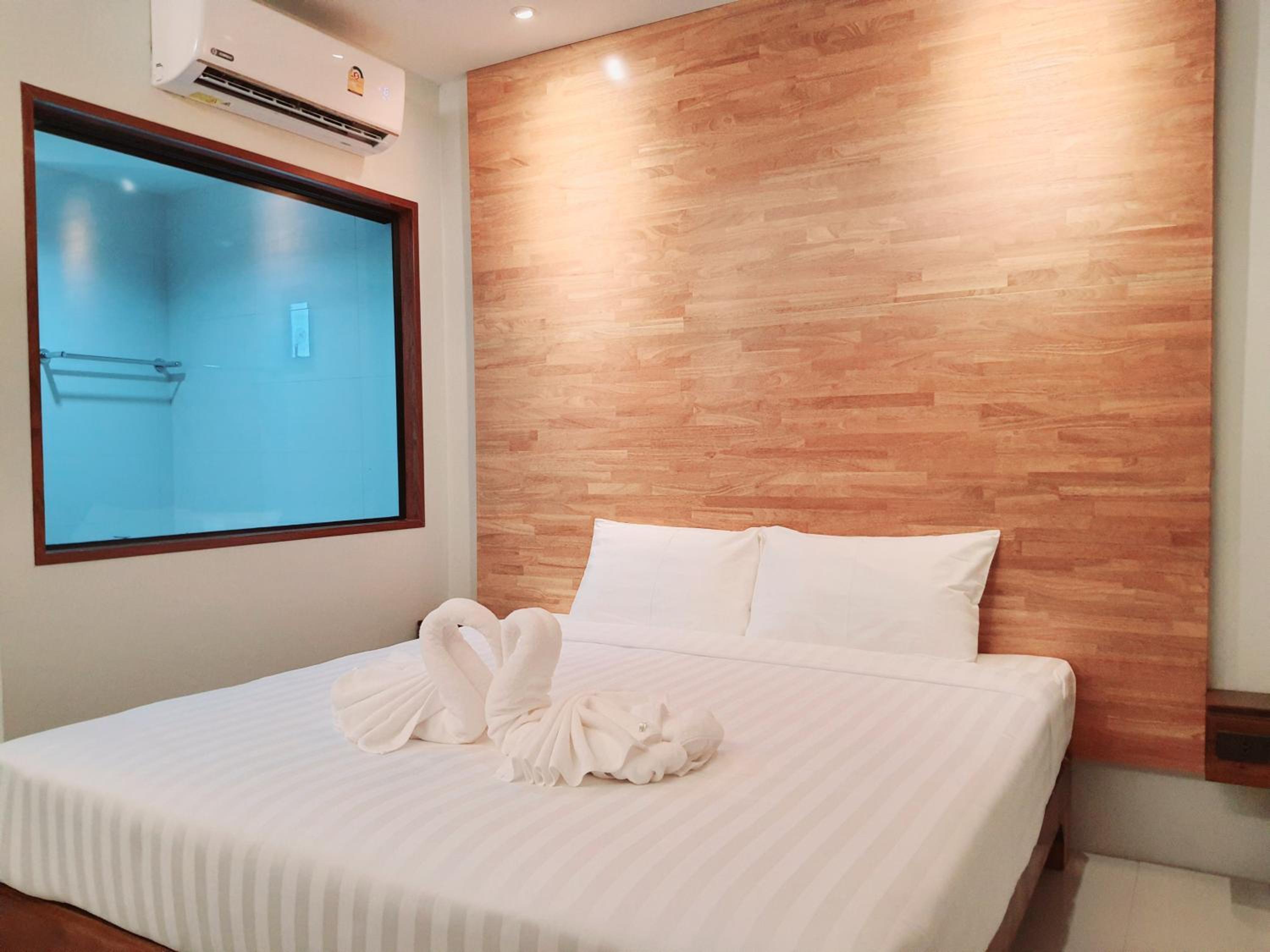 Standard King Room - Photo 7