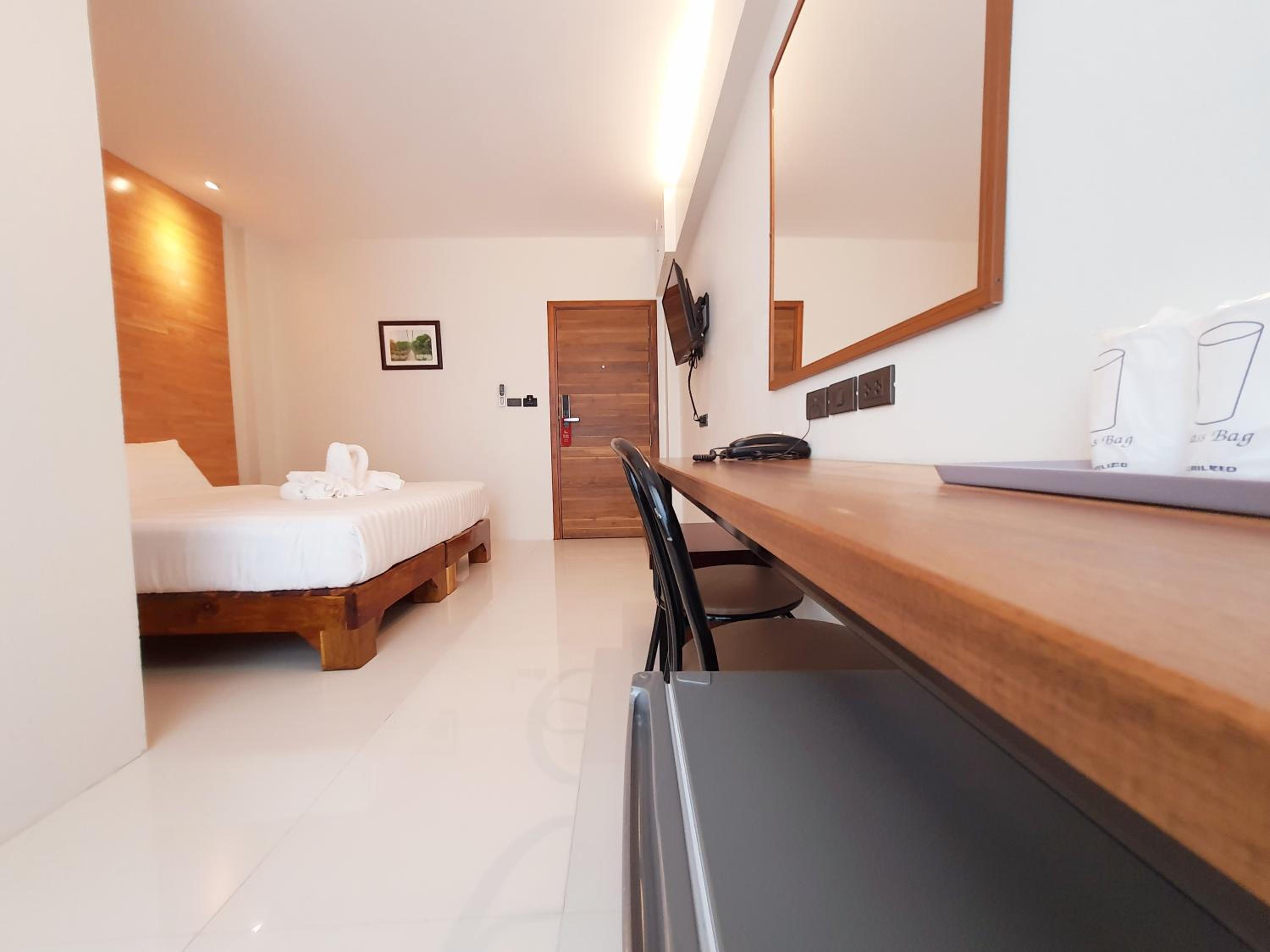 Standard King Room - Photo 8