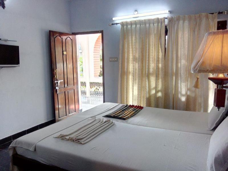 Standard Double or Twin Room with Fan - Photo 9