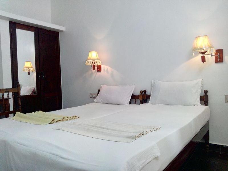 Standard Double or Twin Room with Fan - Photo 8