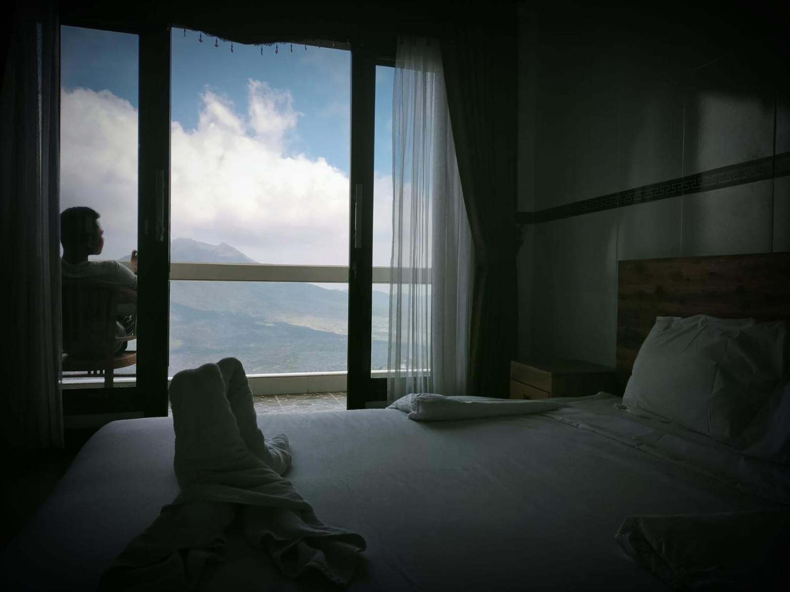 Deluxe Double Room with Balcony - Photo 10