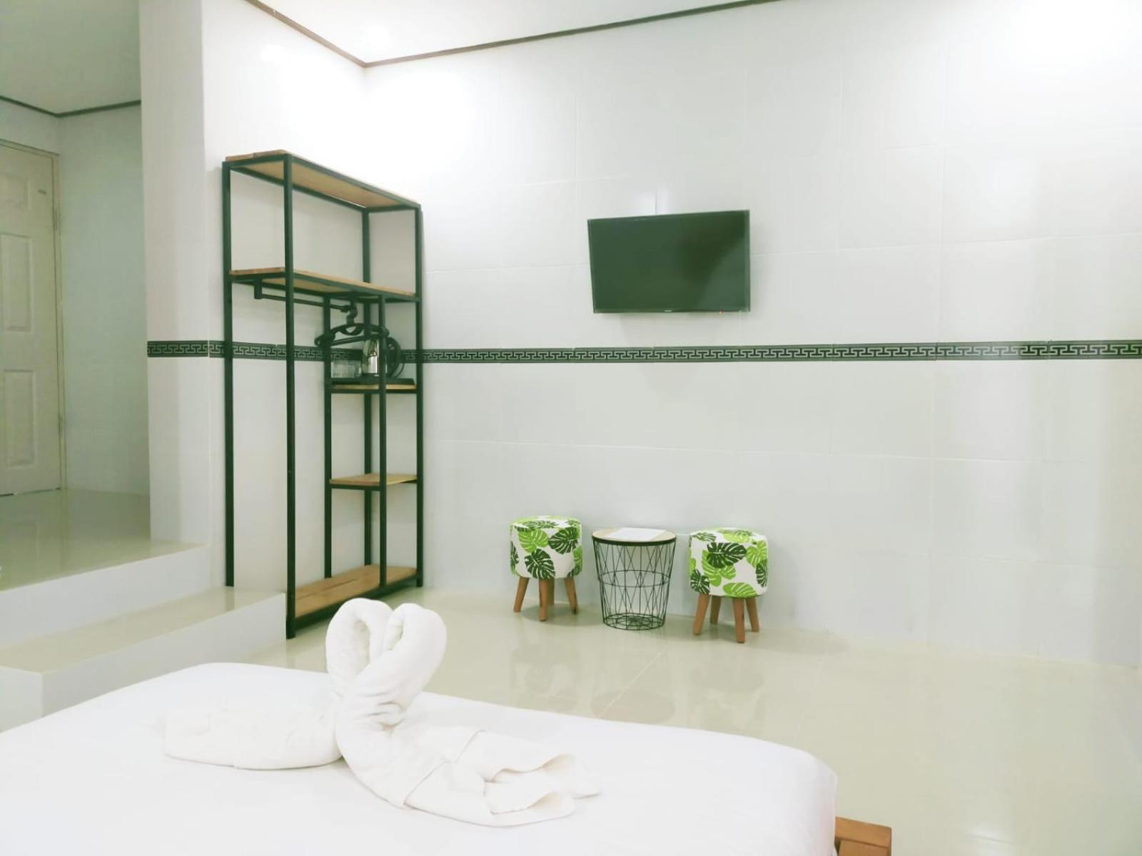 Deluxe Double Room with Balcony - Photo 8