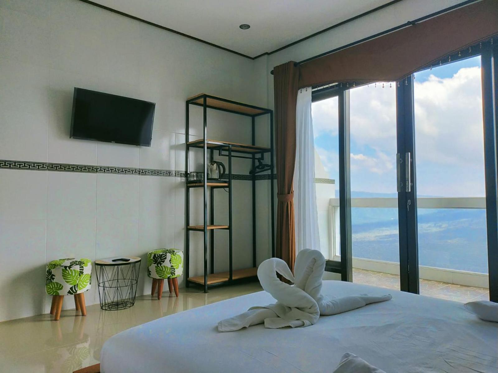 Deluxe Double Room with Balcony - Photo 7