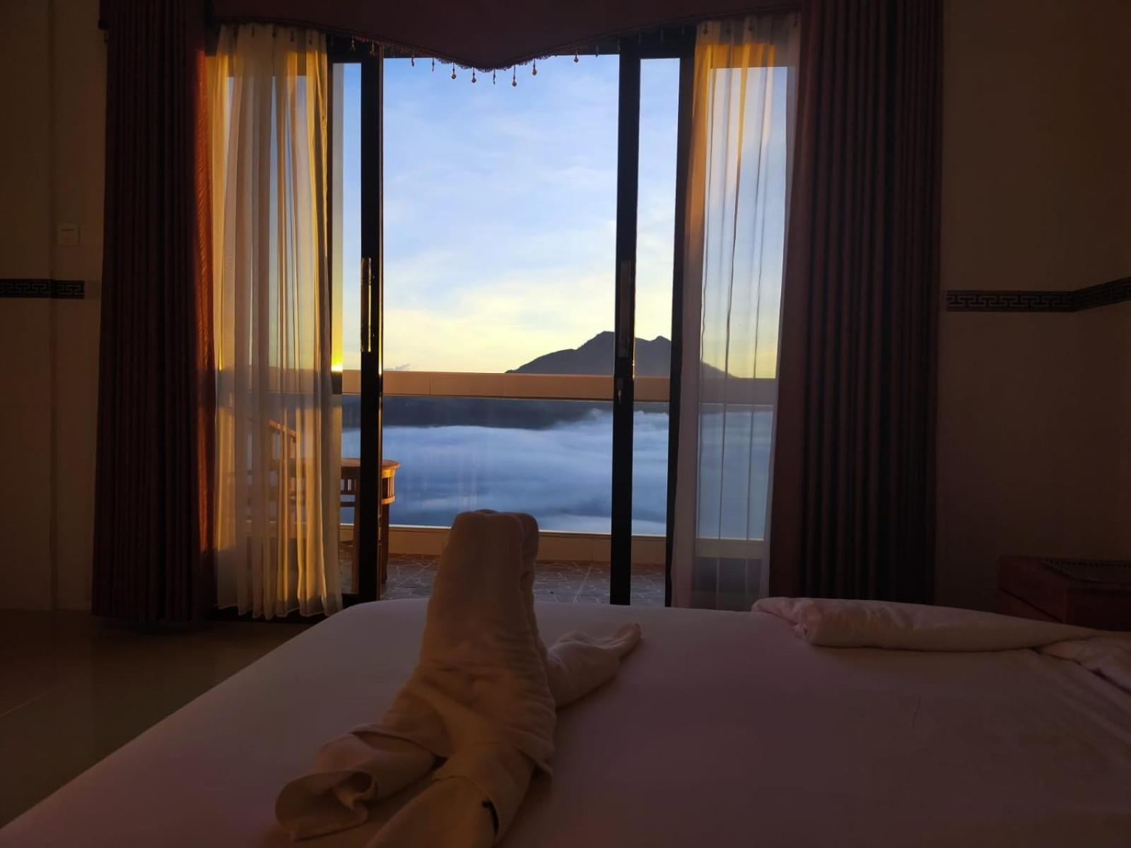 Deluxe Double Room with Balcony - Photo 9