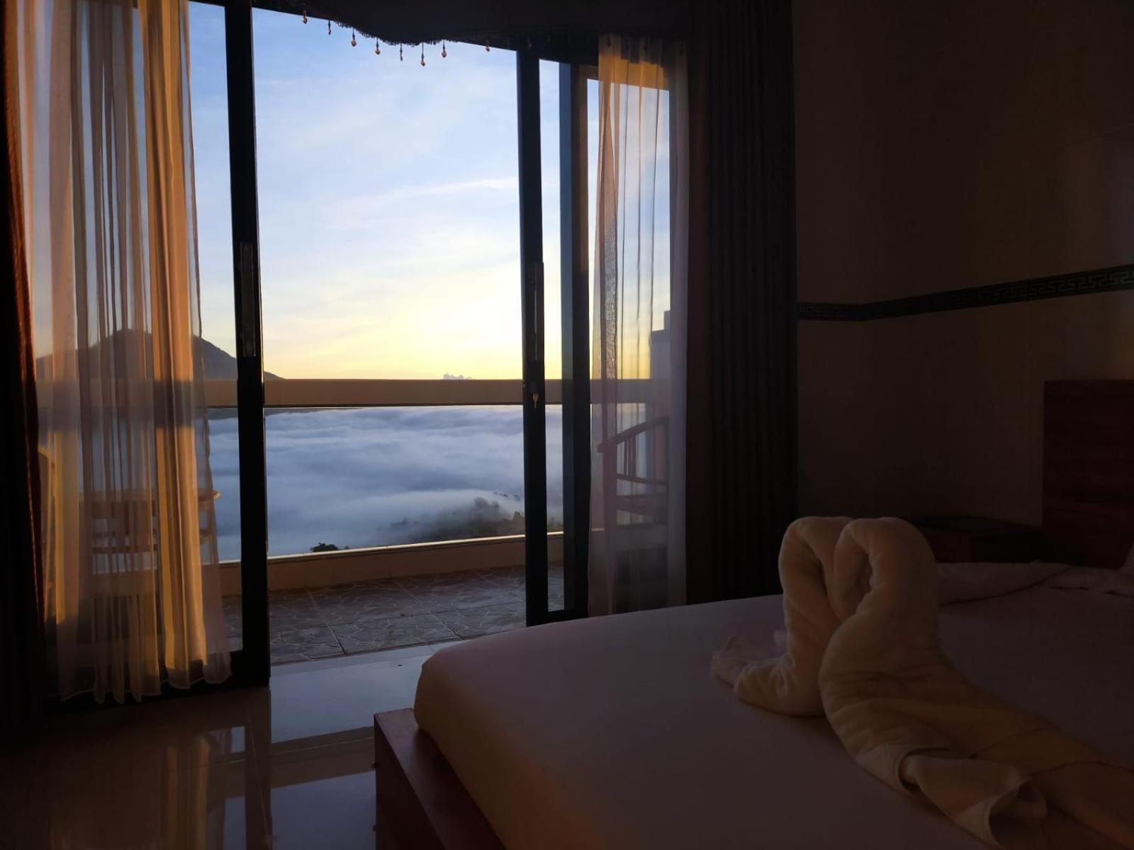 Deluxe Double Room with Balcony - Photo 14