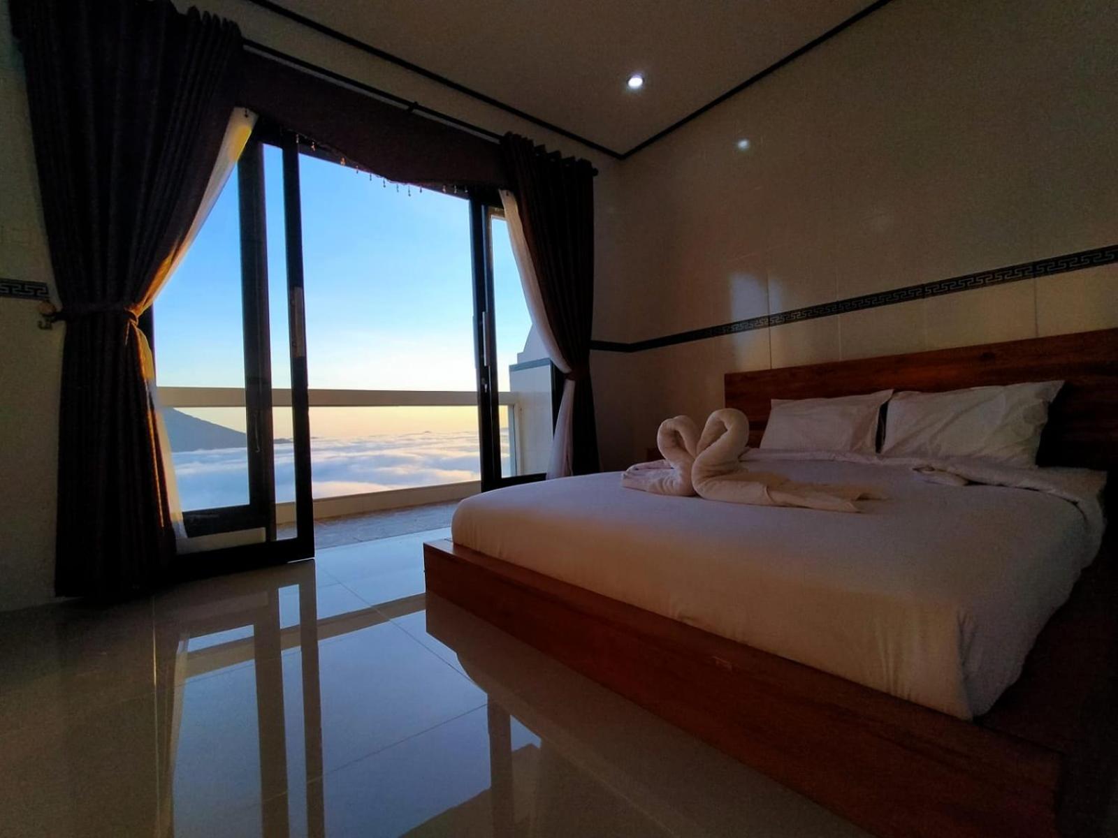 Deluxe Double Room with Balcony - Photo 6