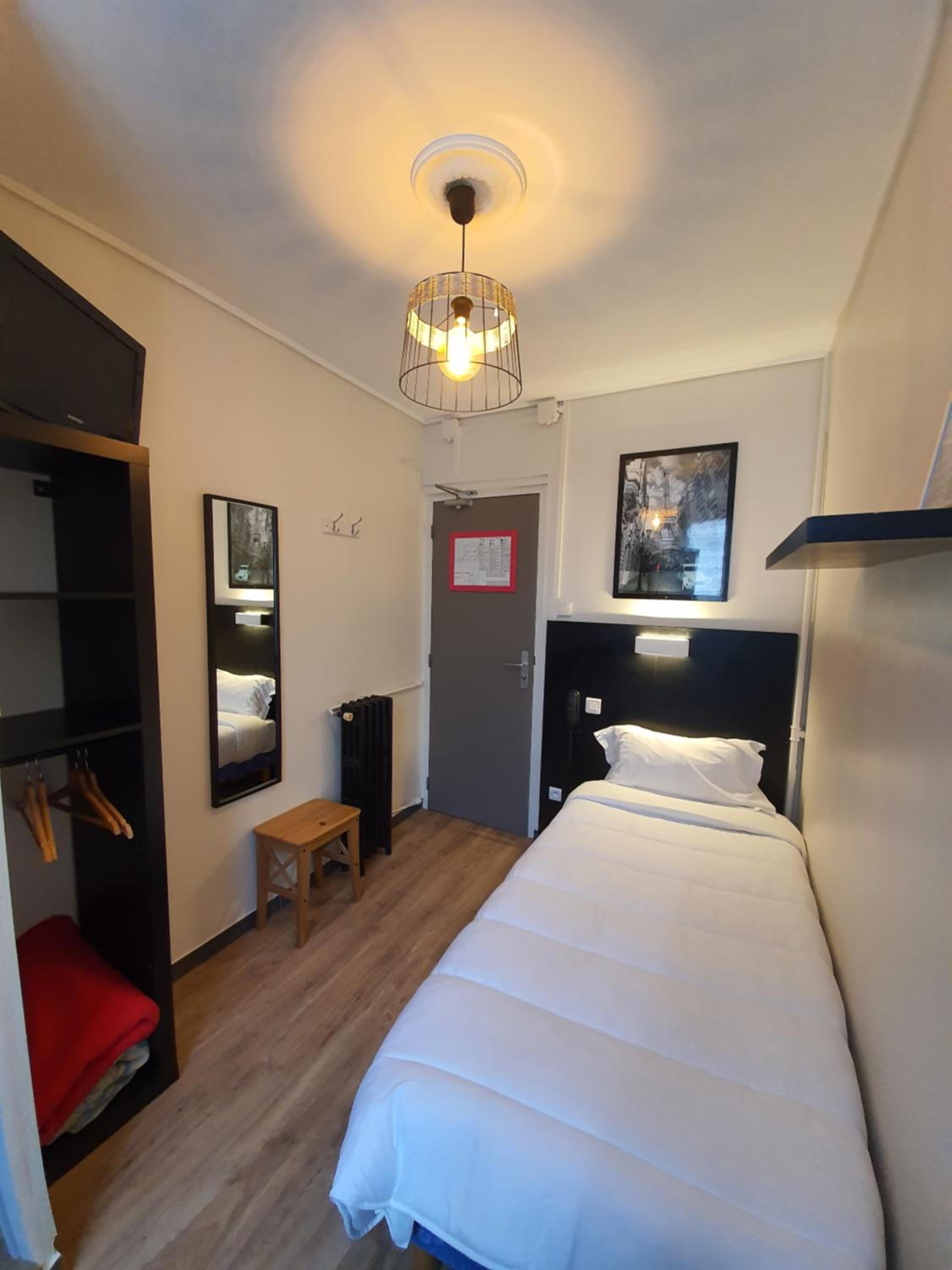 Economy Single Room with shared shower photo 2