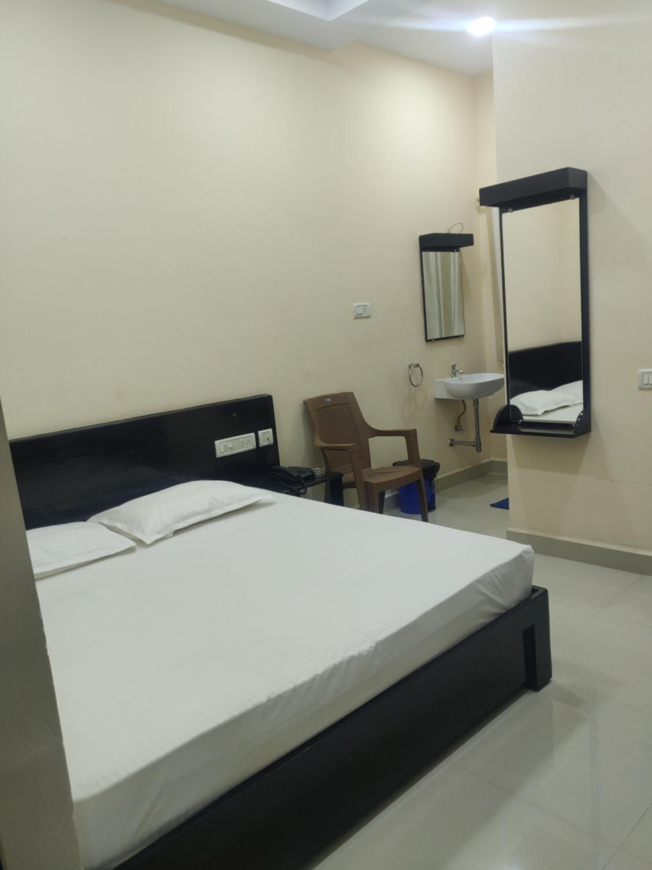 Deluxe Double Room (2 Adults + 1 Child)