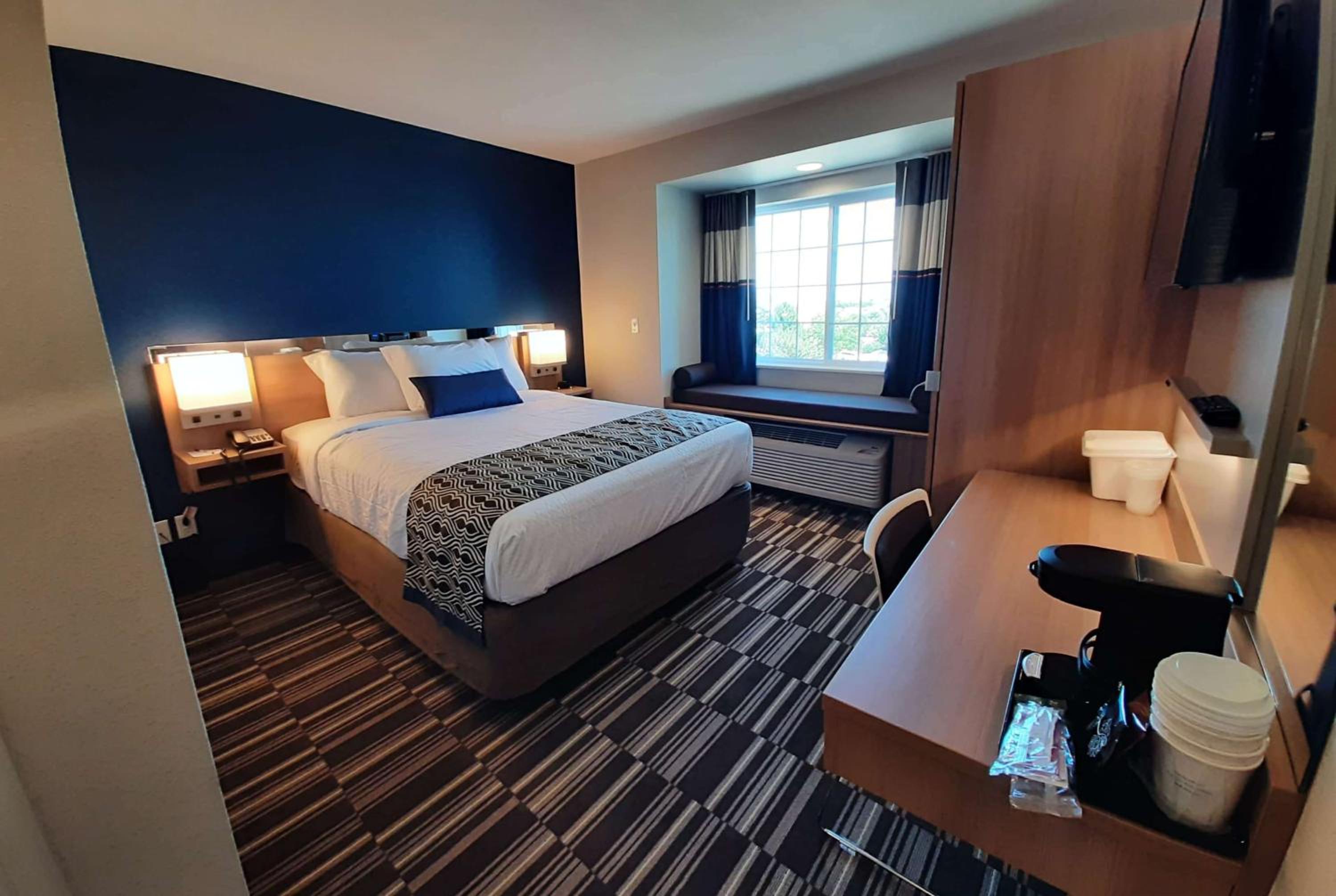 Queen Room with One Queen Bed - East View - Non-Smoking - Photo 2