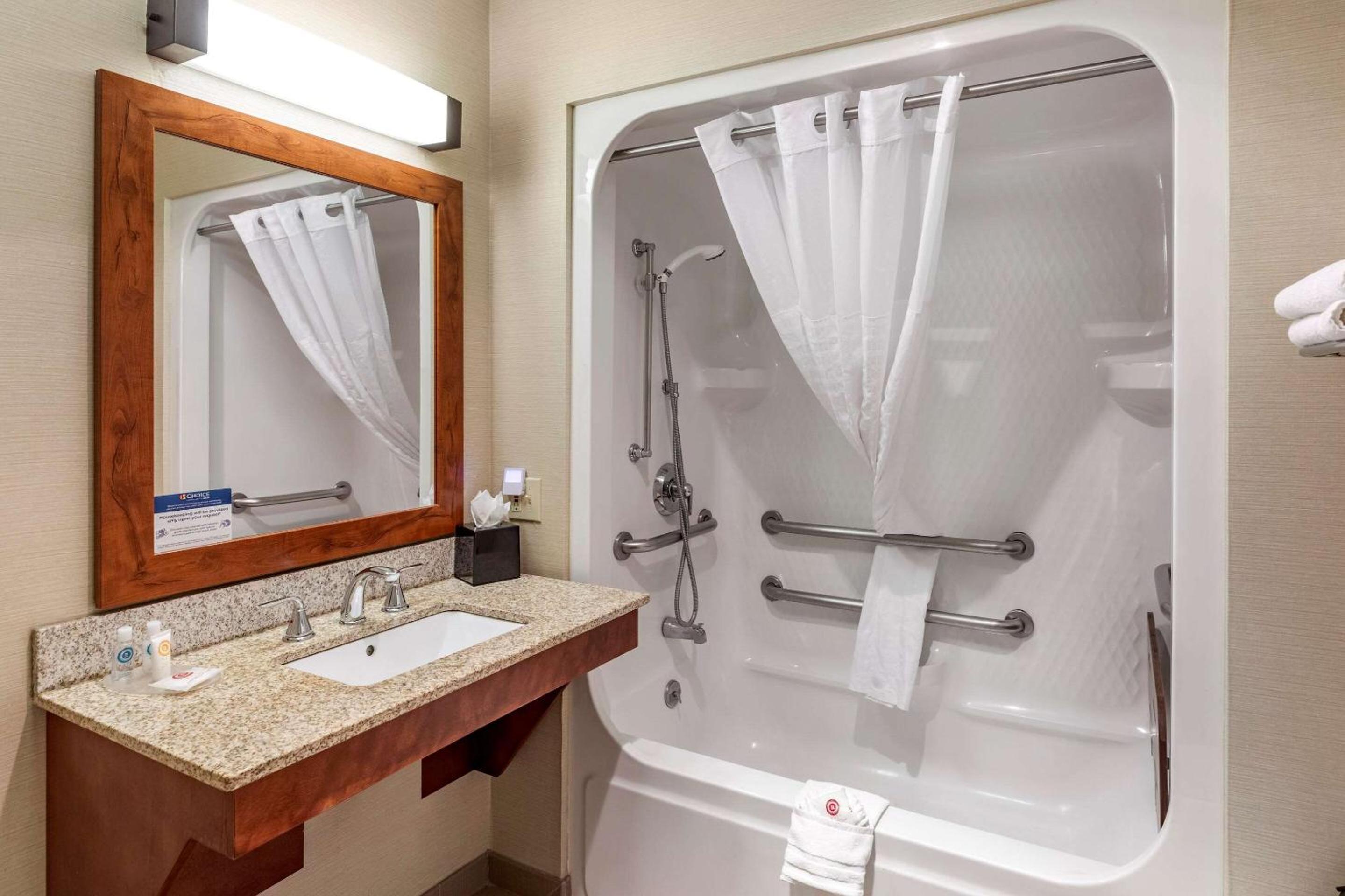 Business Queen Room - Accessible/Non-Smoking - Photo 3