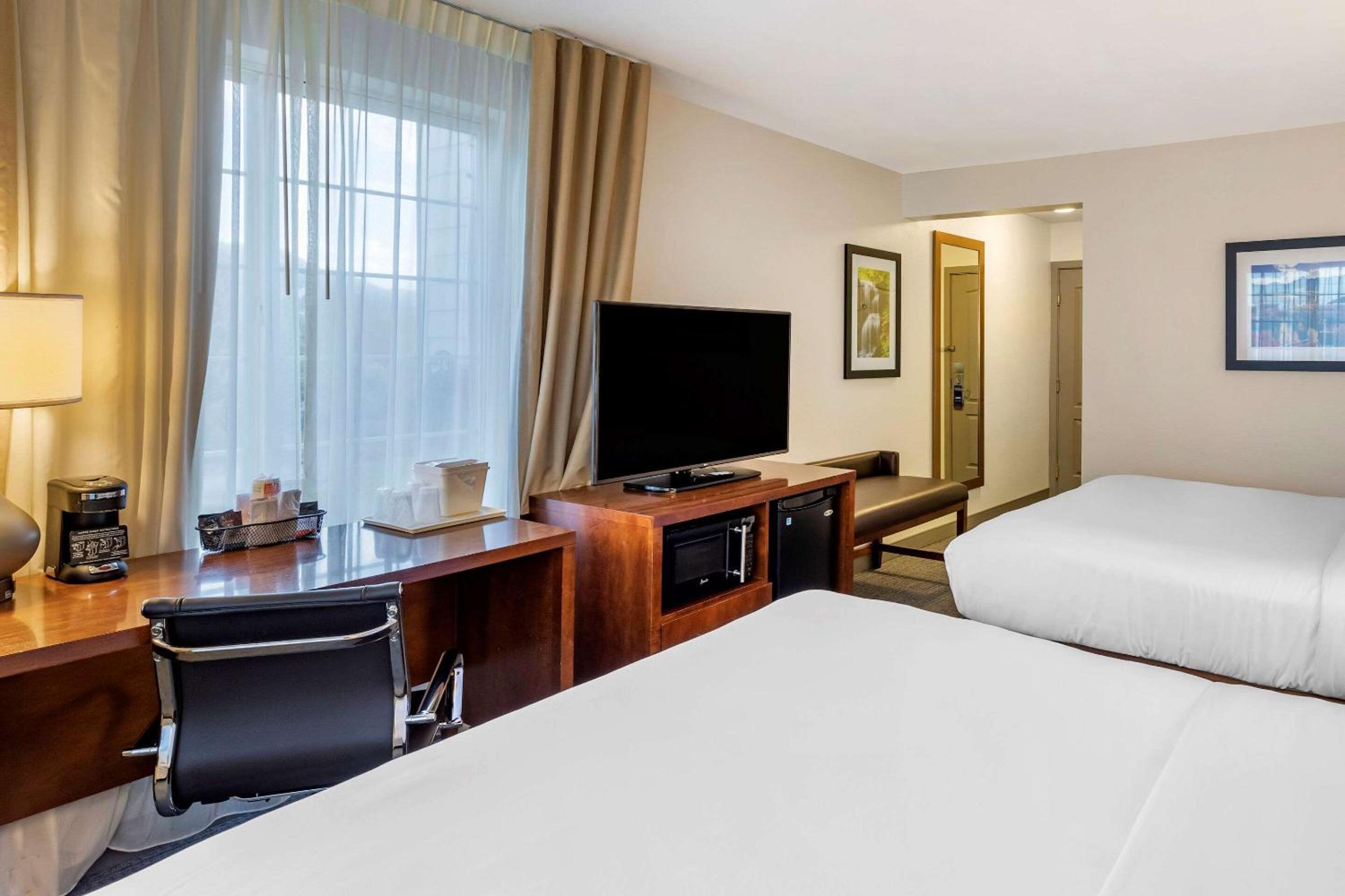 Queen Room with Two Queen Beds - Non-Smoking - Photo 8