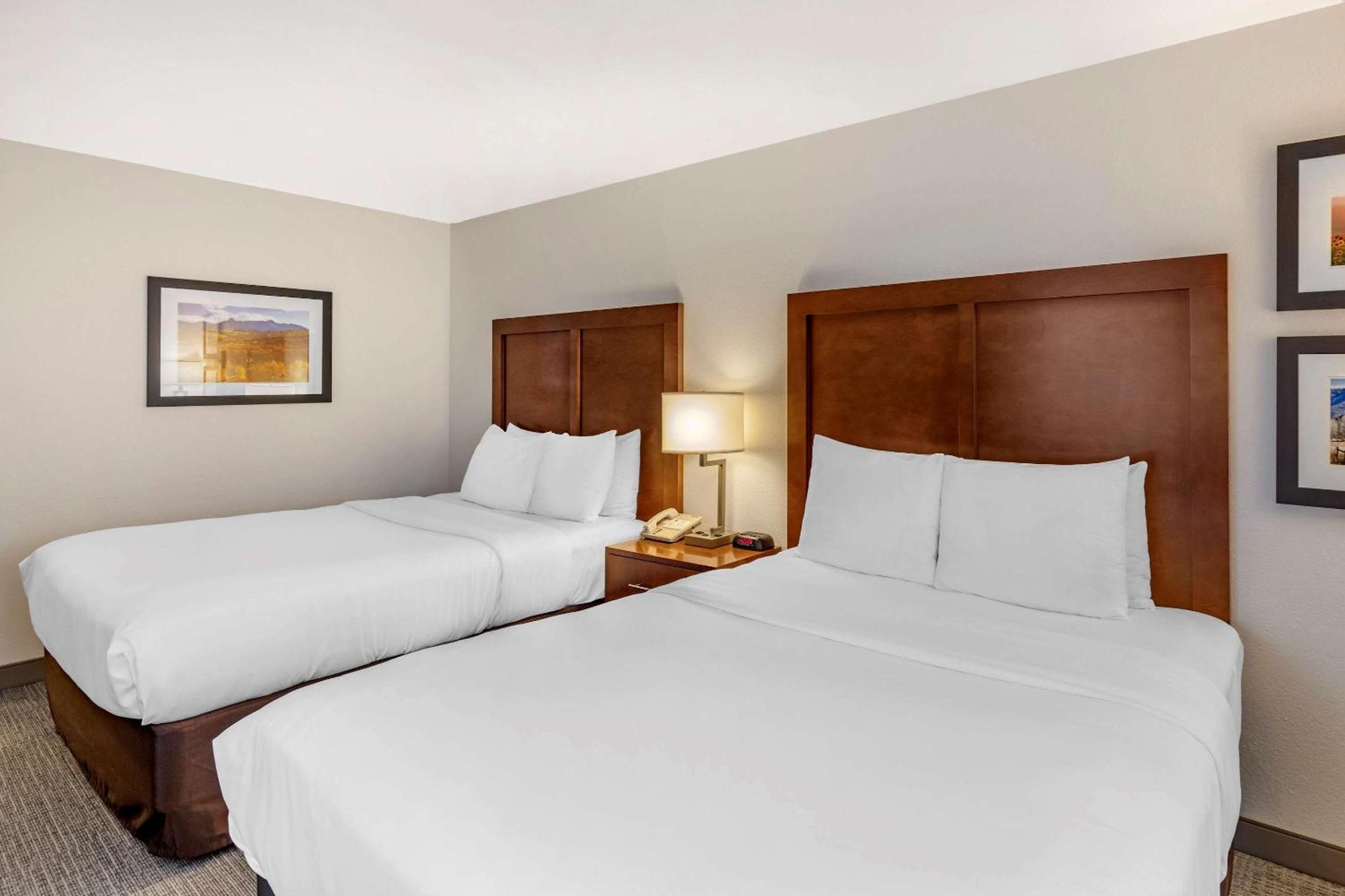 Queen Room with Two Queen Beds - Non-Smoking - Photo 7