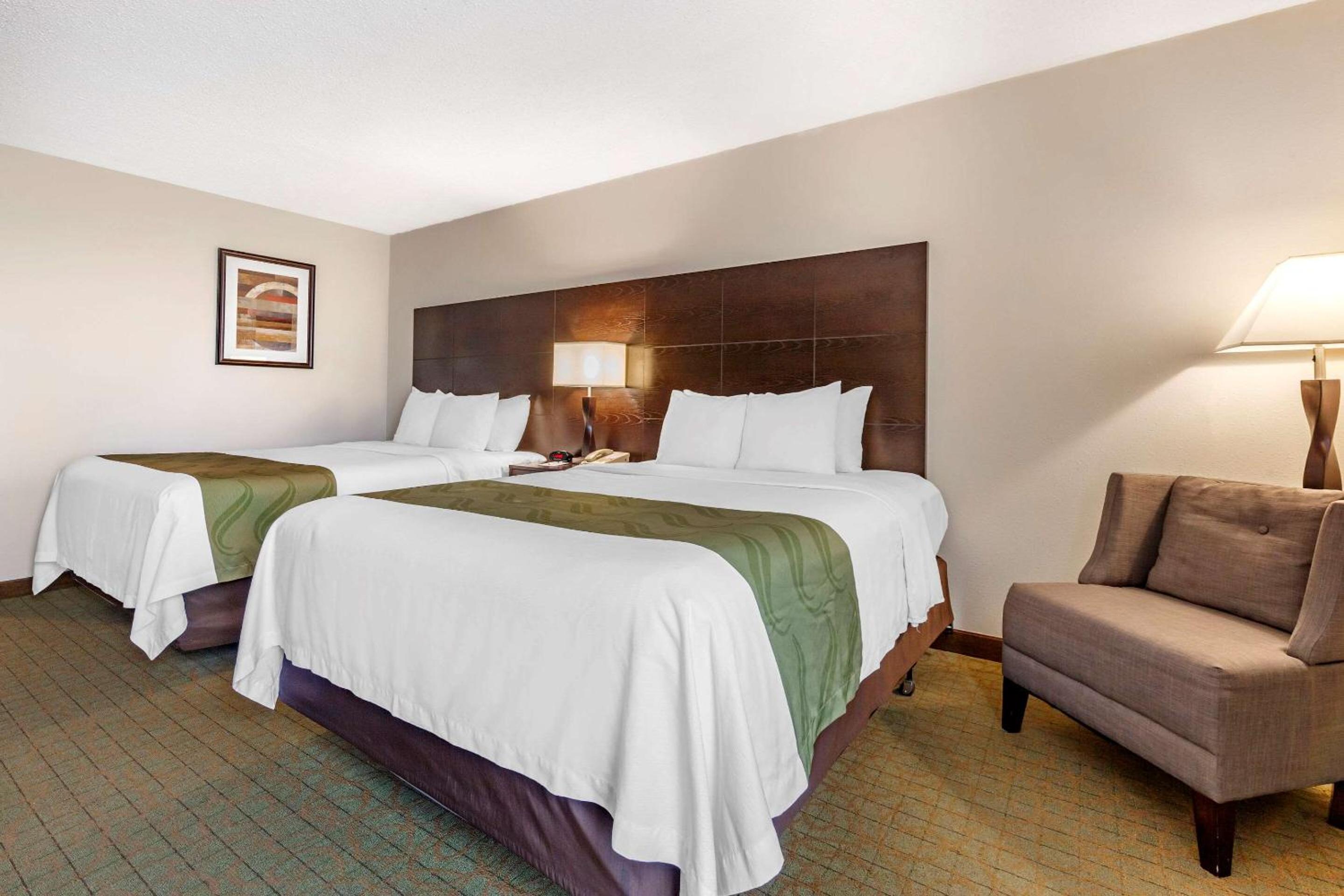 Queen Room with Two Queen Beds - Photo 4