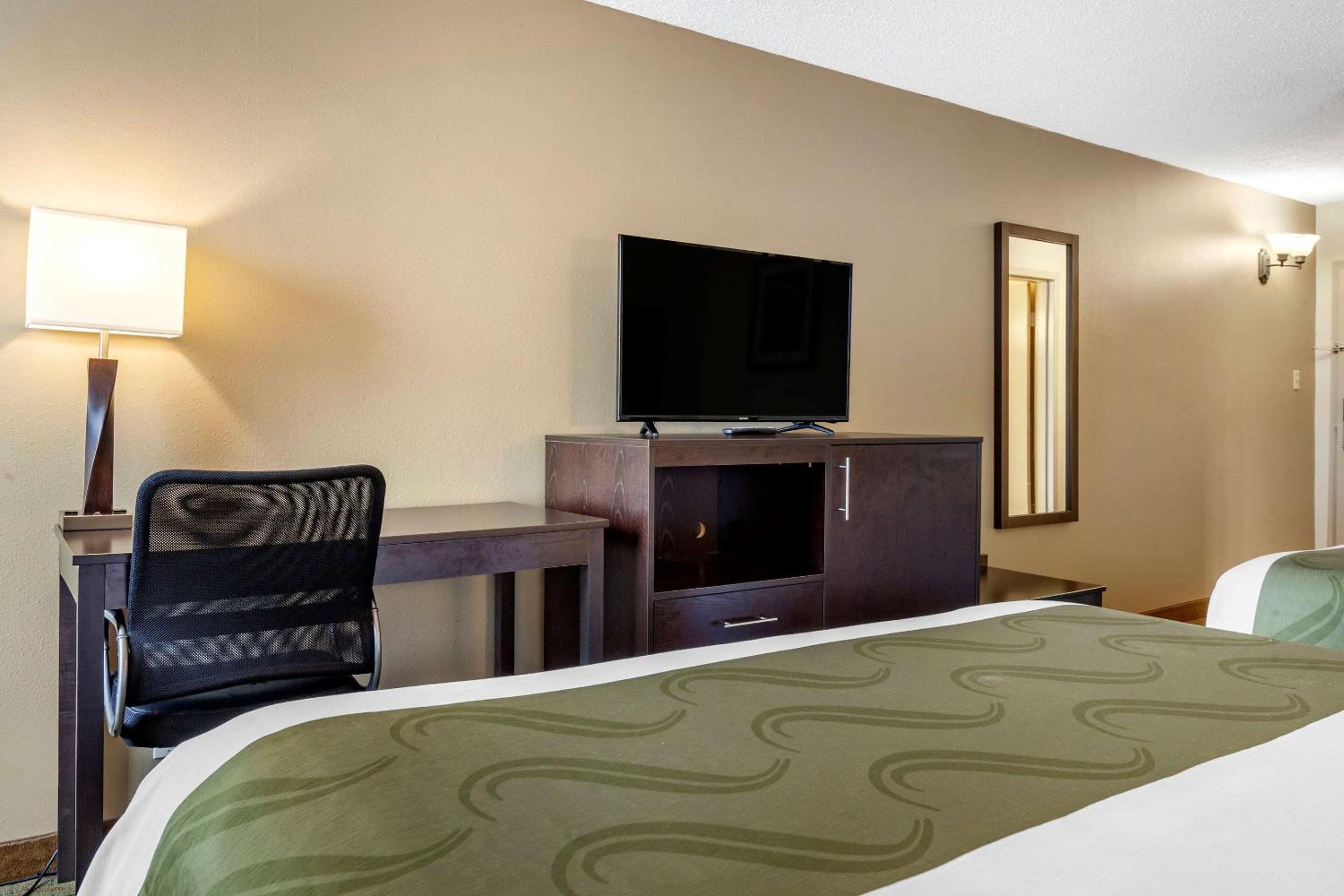 Queen Room with Two Queen Beds - Photo 2