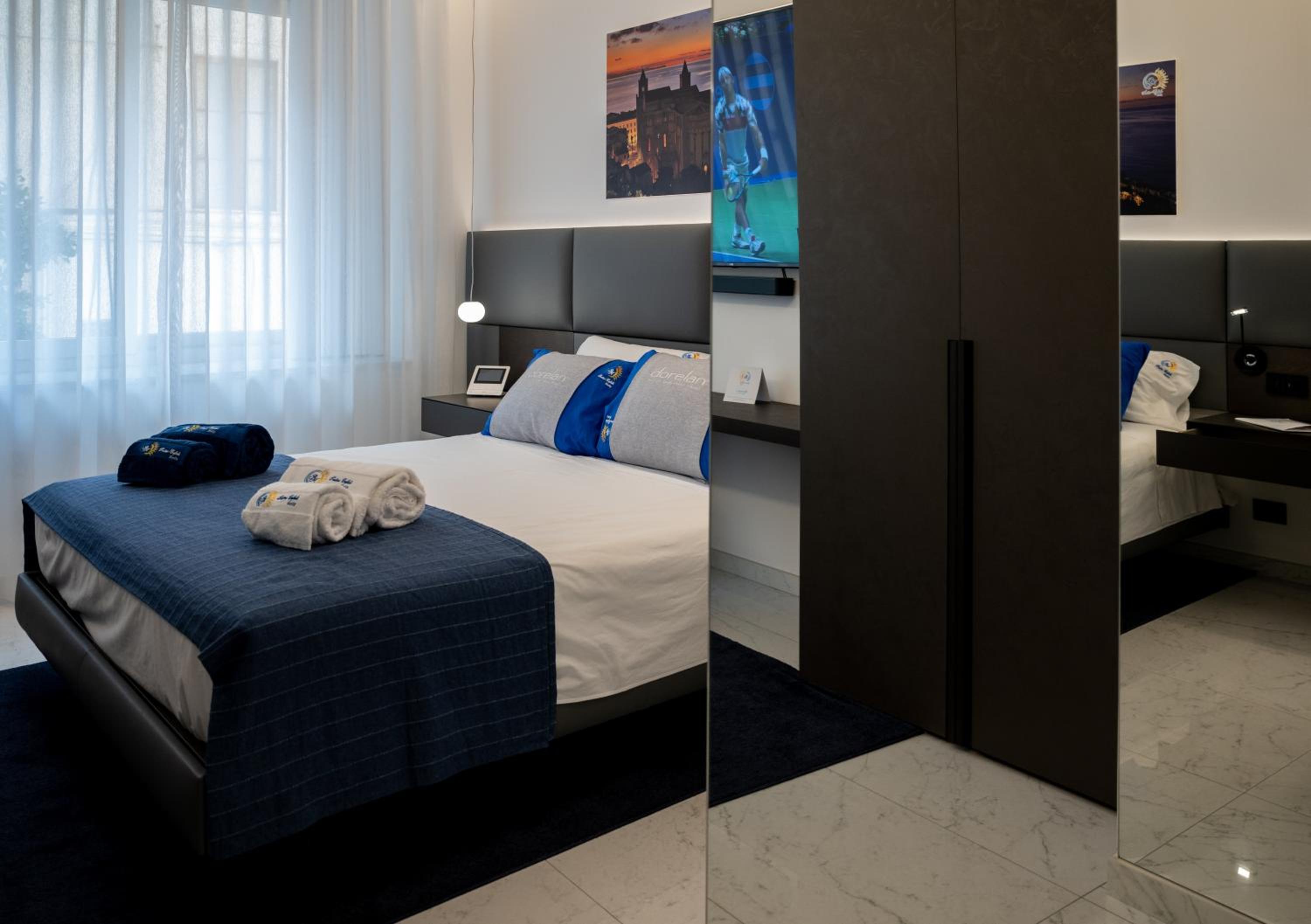 Deluxe King Room - Photo 22