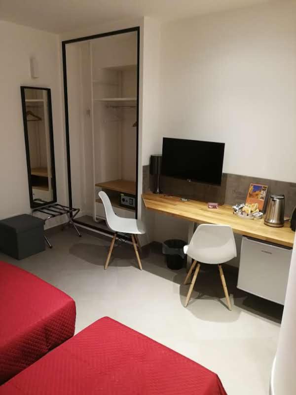 Triple Room with Balcony - Photo 9