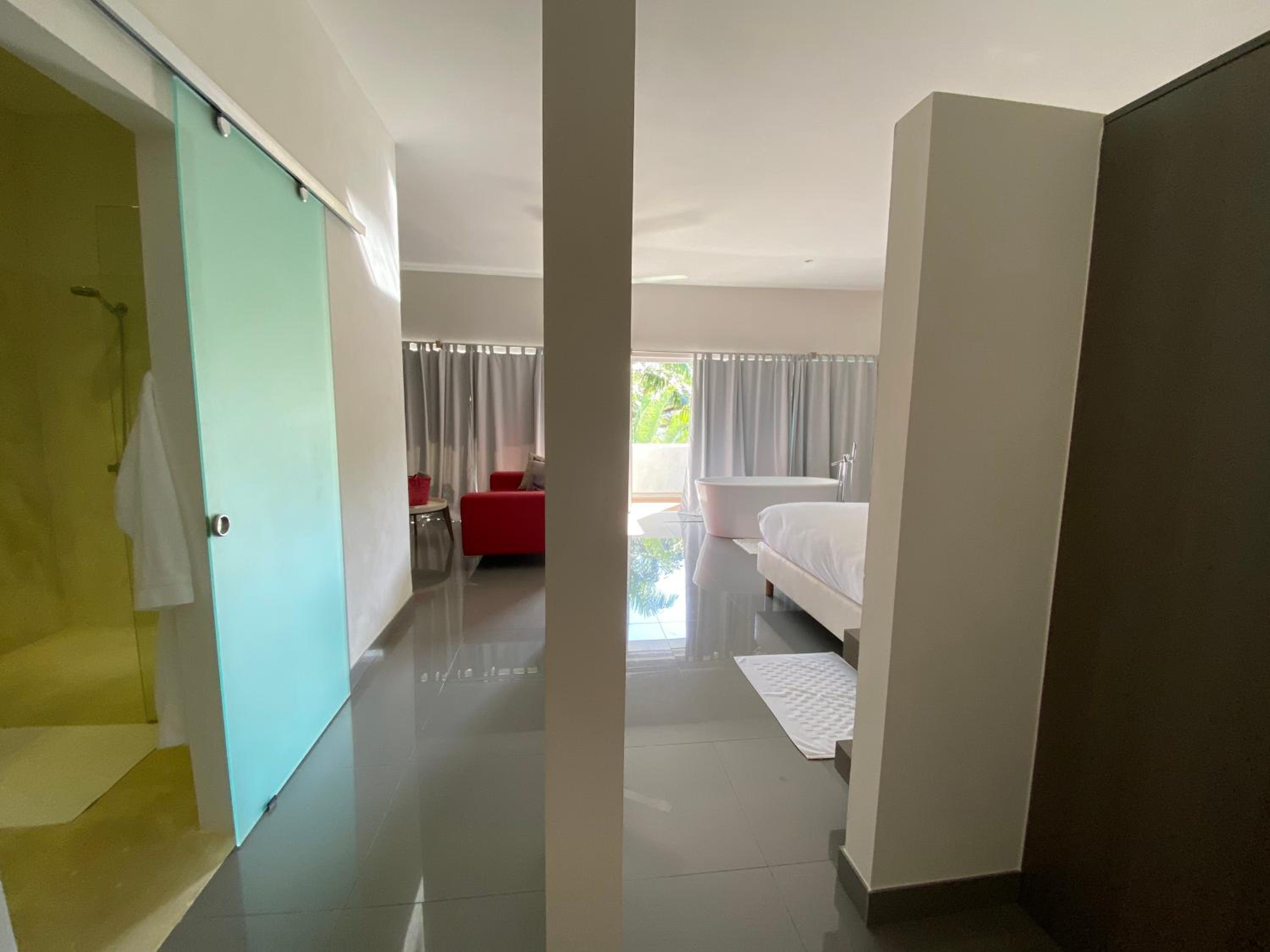 Deluxe King Suite photo 2