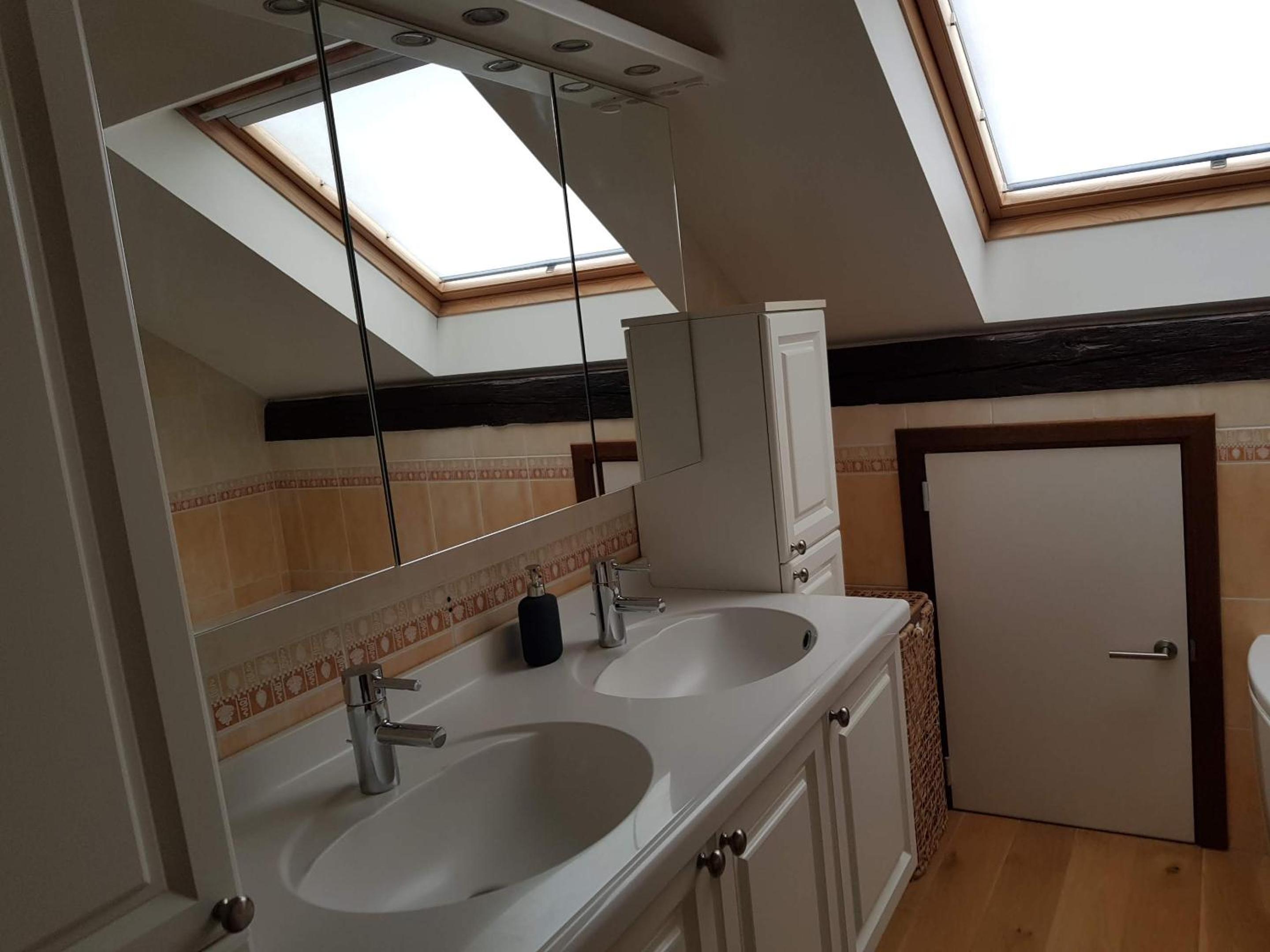 Five-Bedroom House photo 2