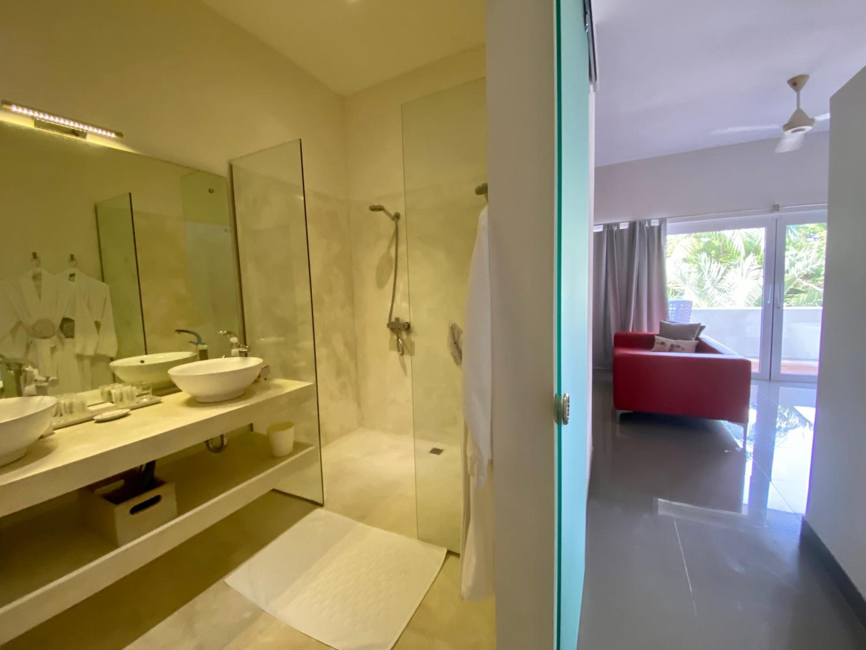Deluxe King Suite photo 3