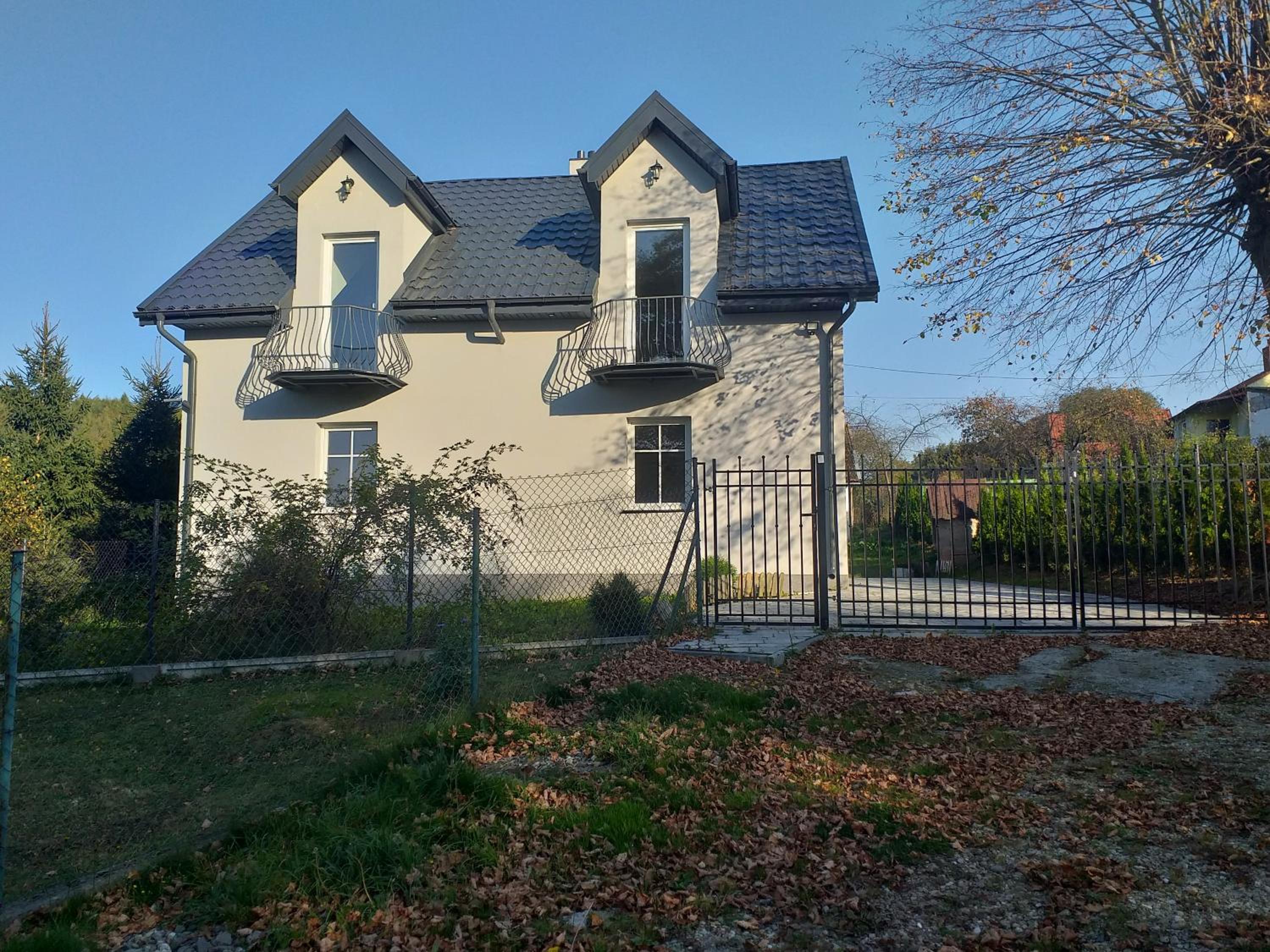 Five-Bedroom House - Photo 1