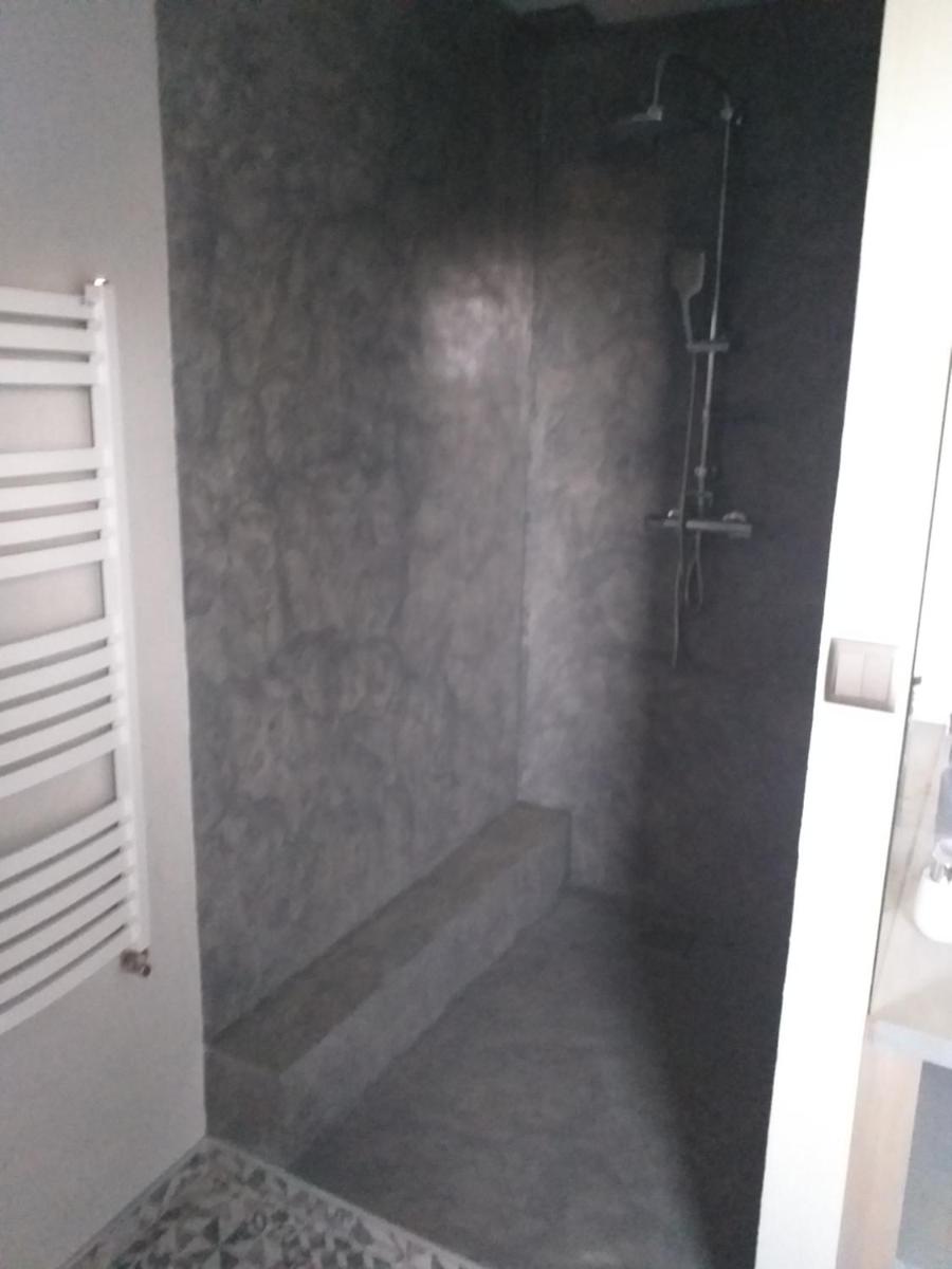 Five-Bedroom House - Photo 2