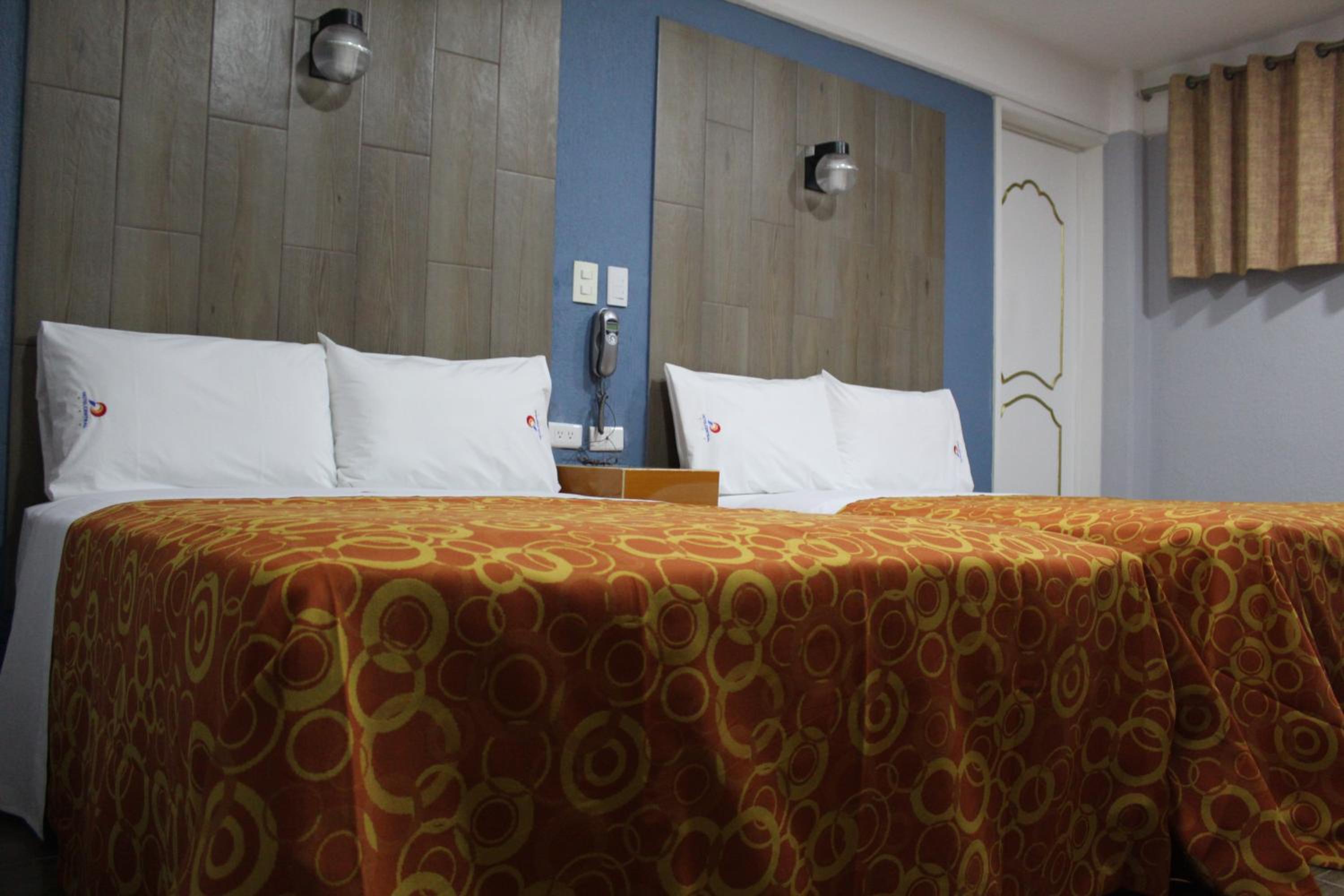 Queen Room with Two Queen Beds photo 3