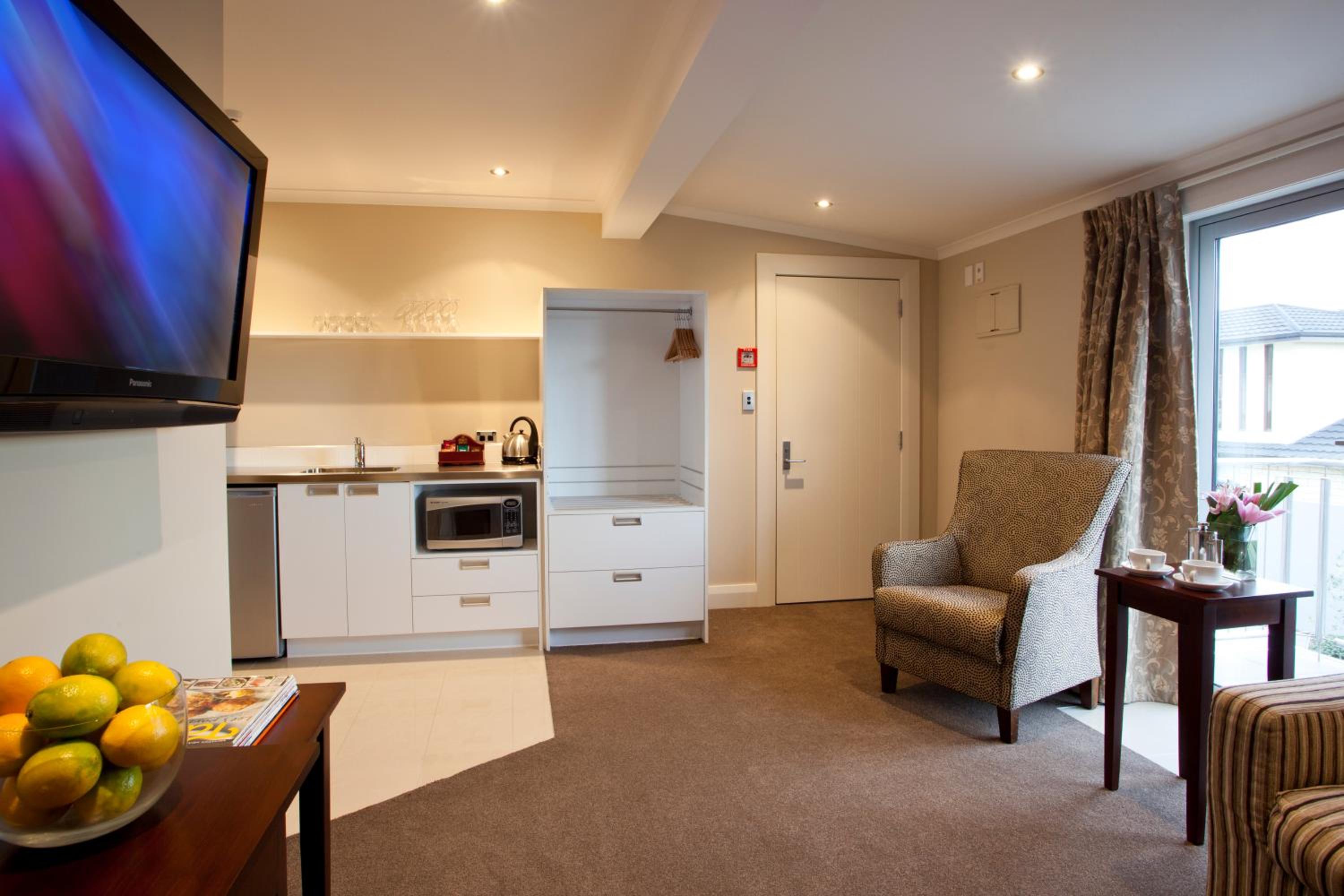 Executive One-Bedroom Suite with Spa Bath photo 2