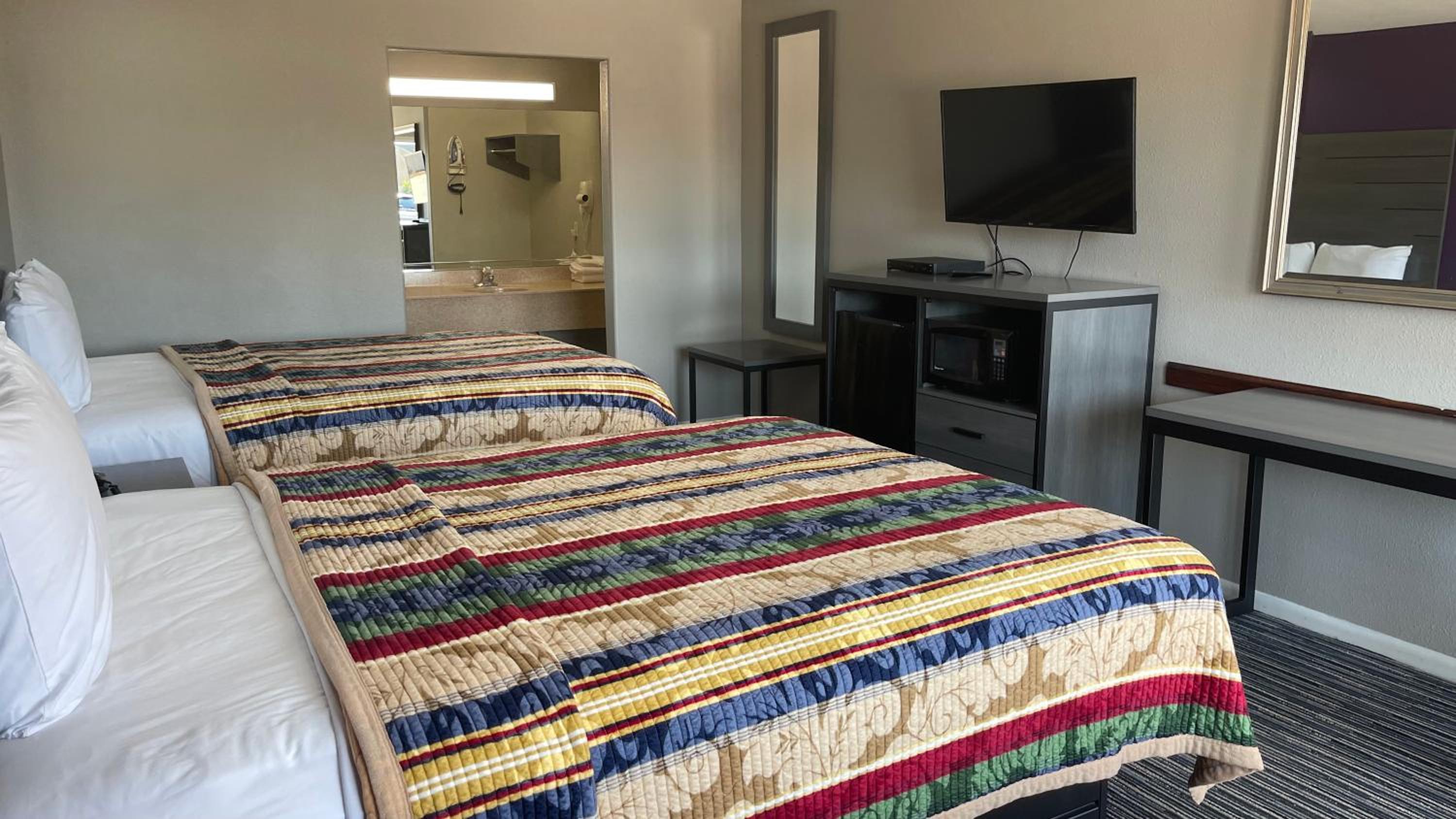 Queen Room with Two Queen Beds - Photo 2