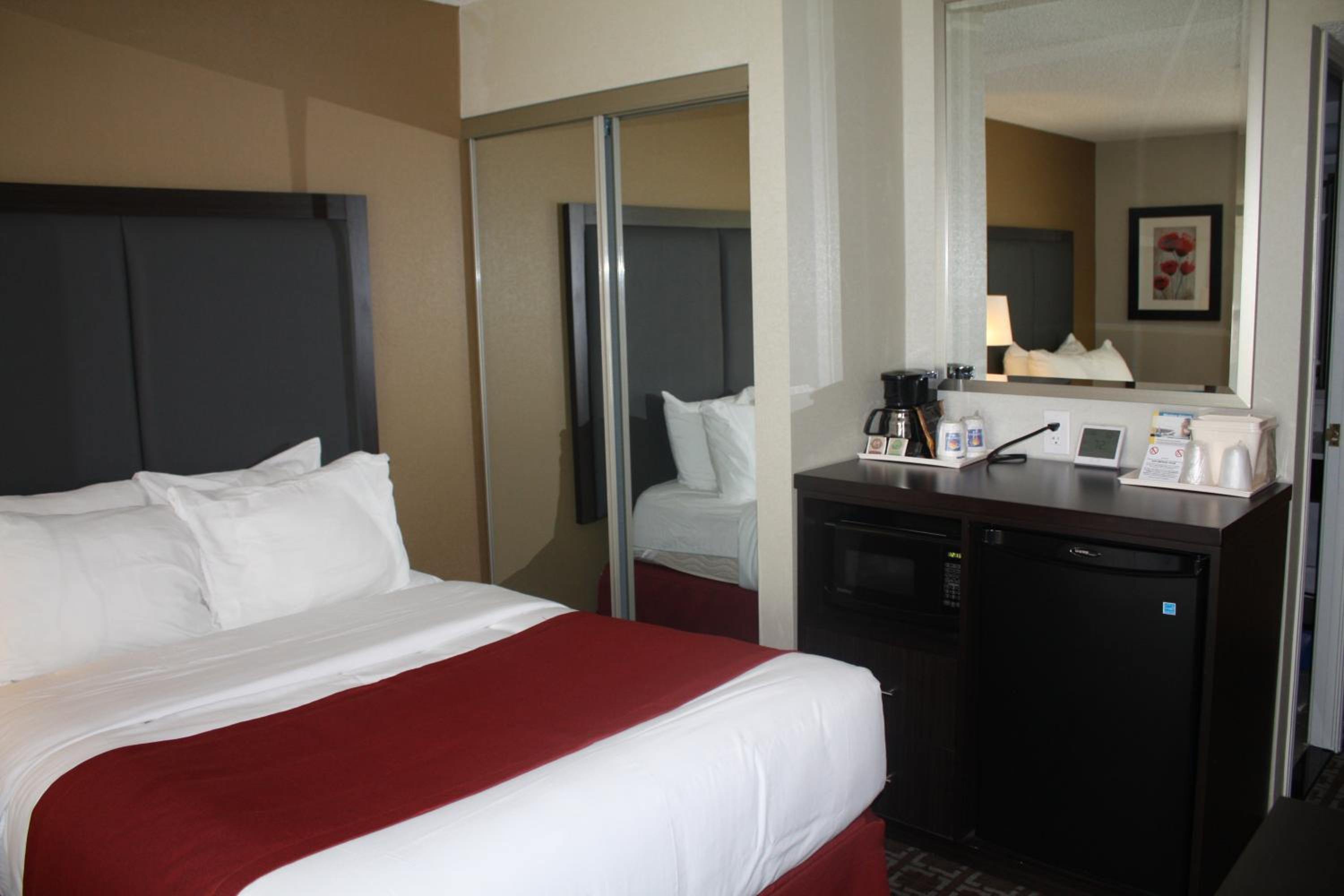 Standard Queen Room - Top Floor - Photo 1