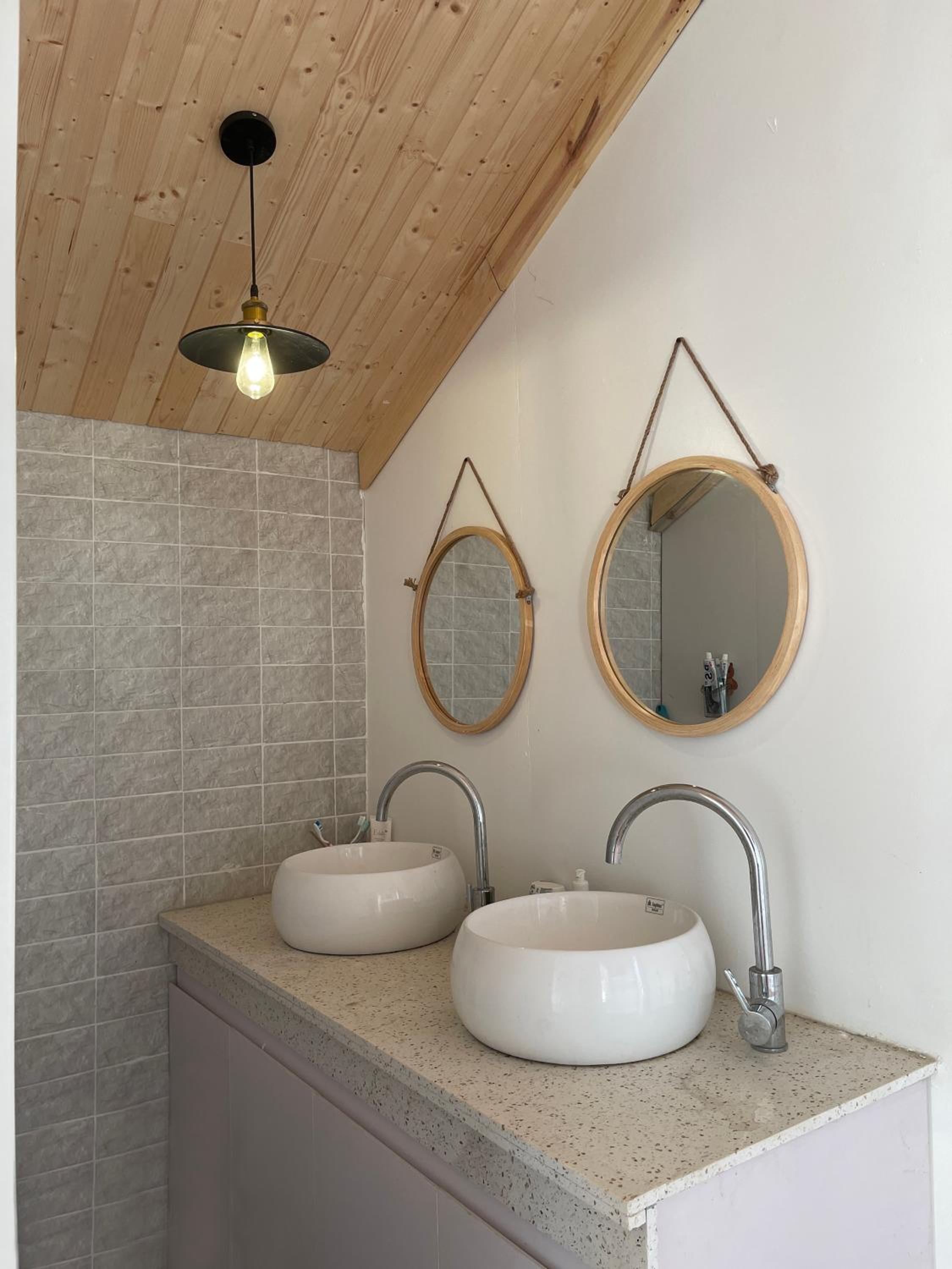 Queen Room with Shared Bathroom photo 2