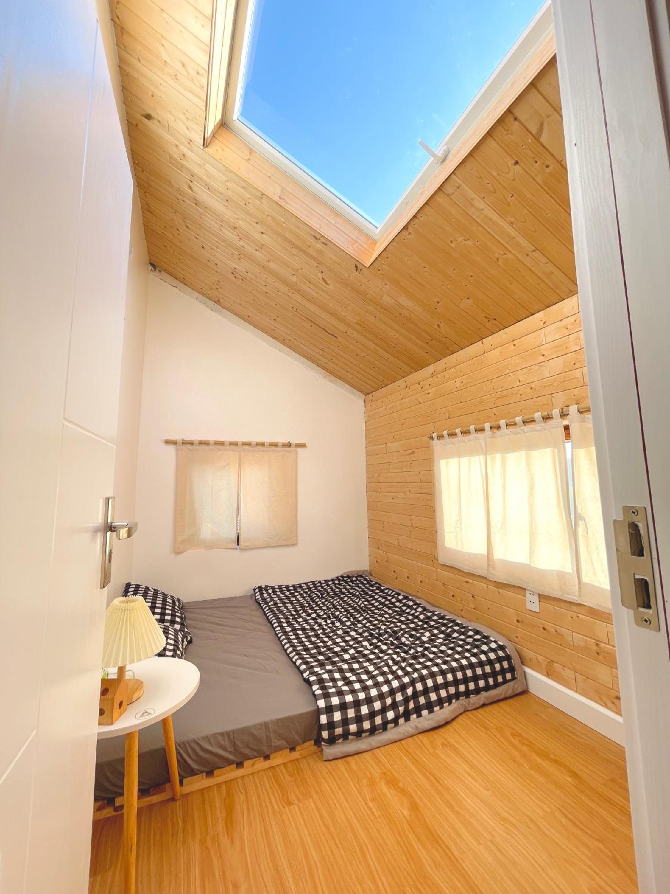 Queen Room with Shared Bathroom photo 1