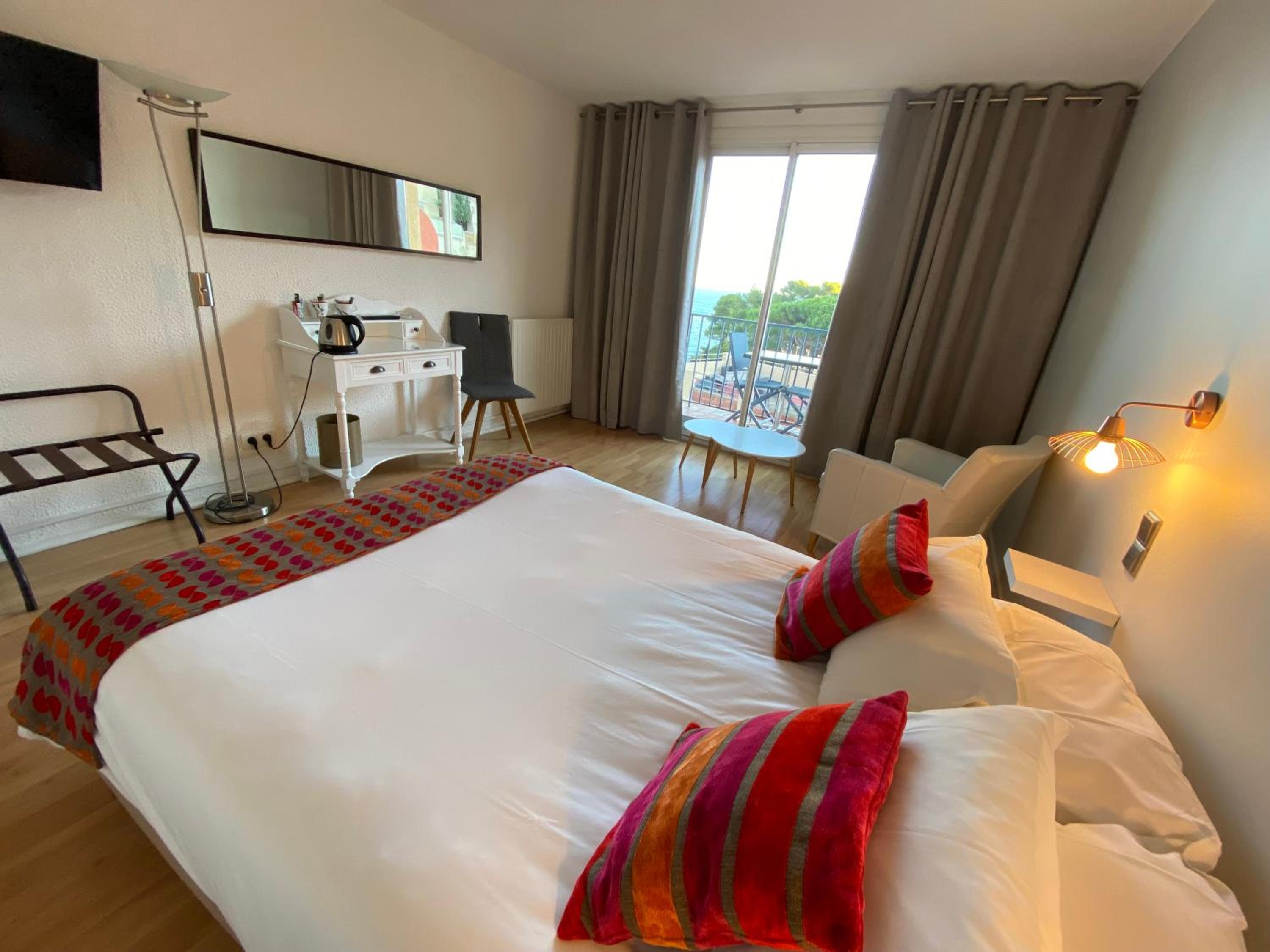 Double Room with Balcony - Photo 6