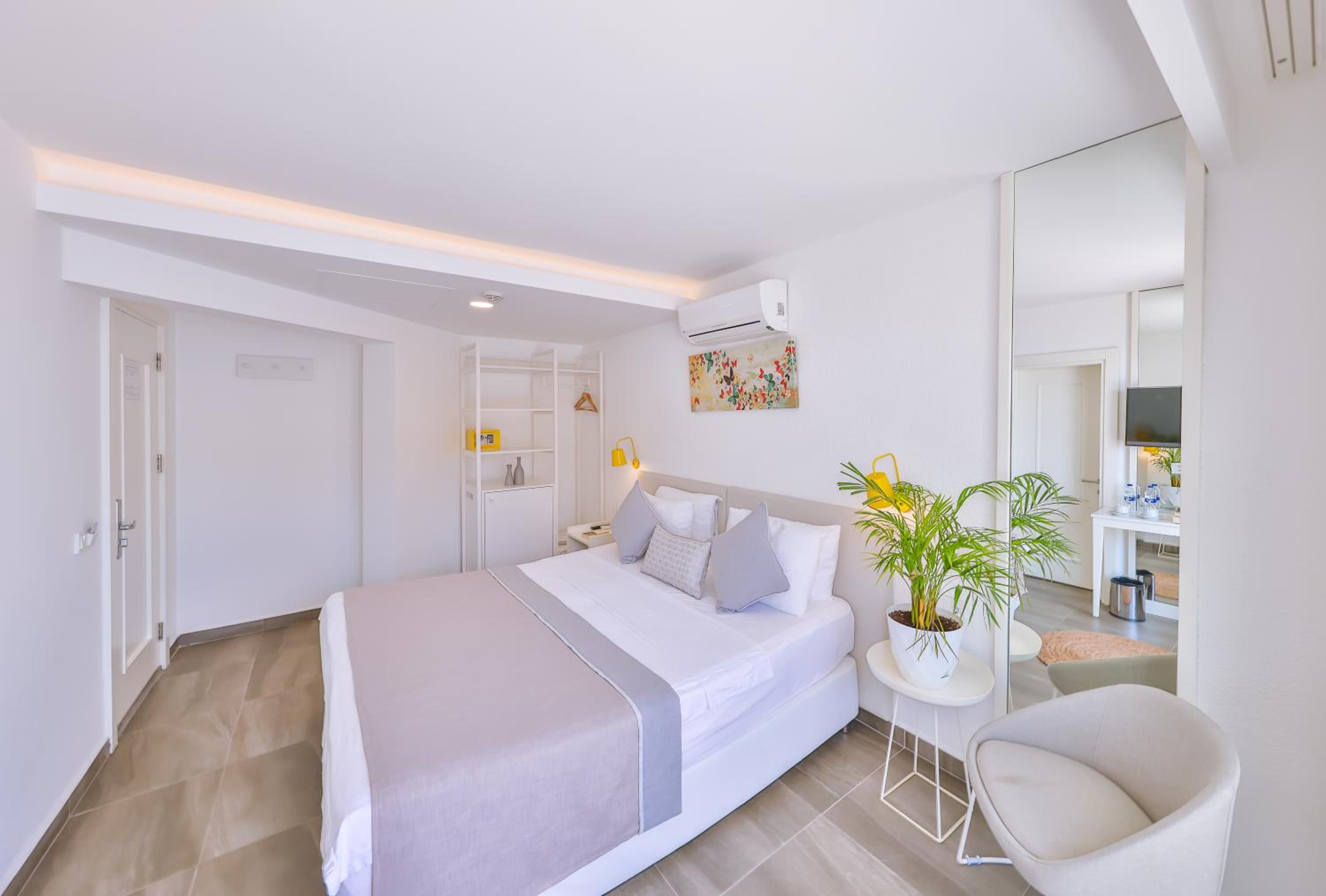 Double or Twin Room with Side Sea View photo 2