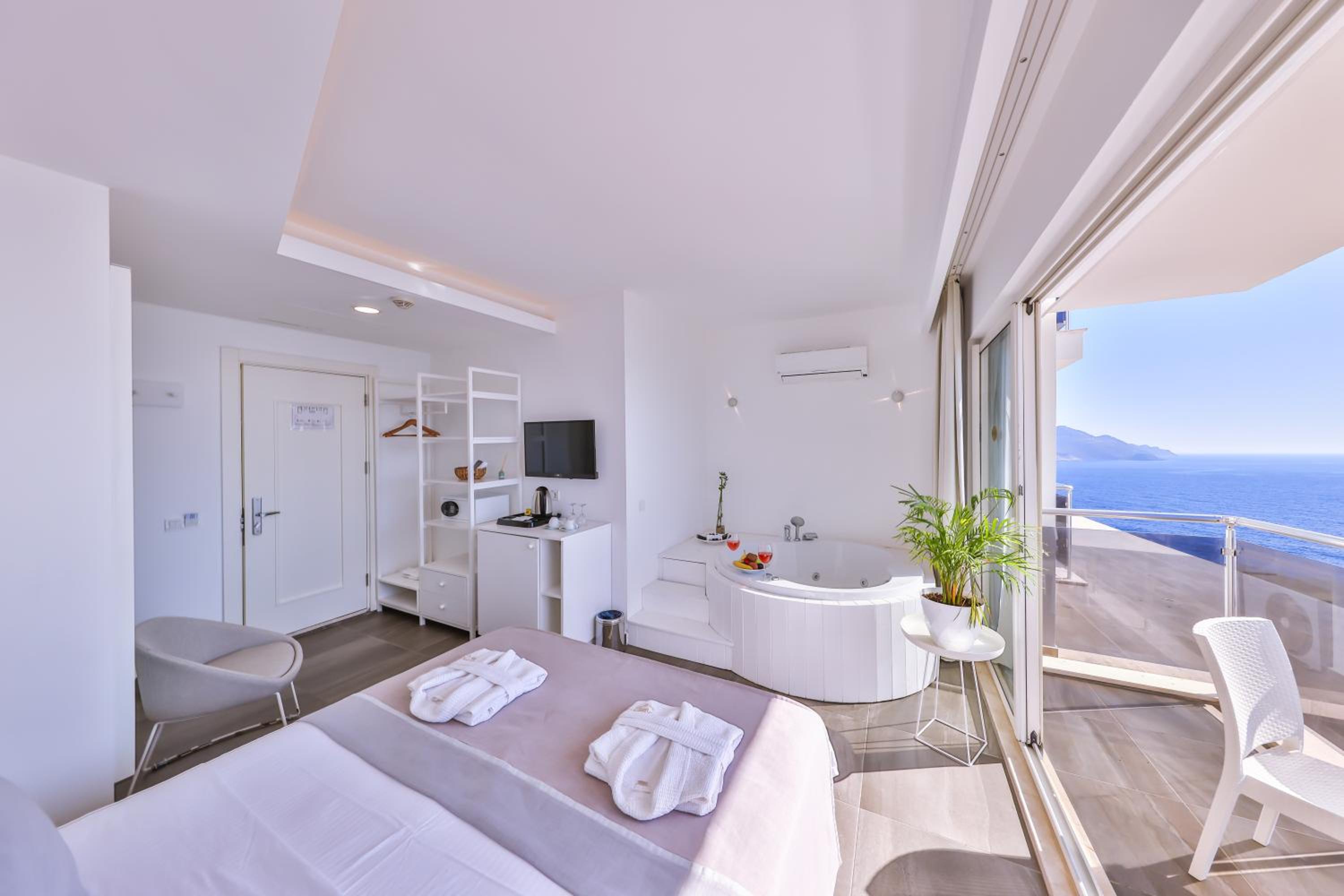 Superior Suite with sea view and Jacuzzi photo 3