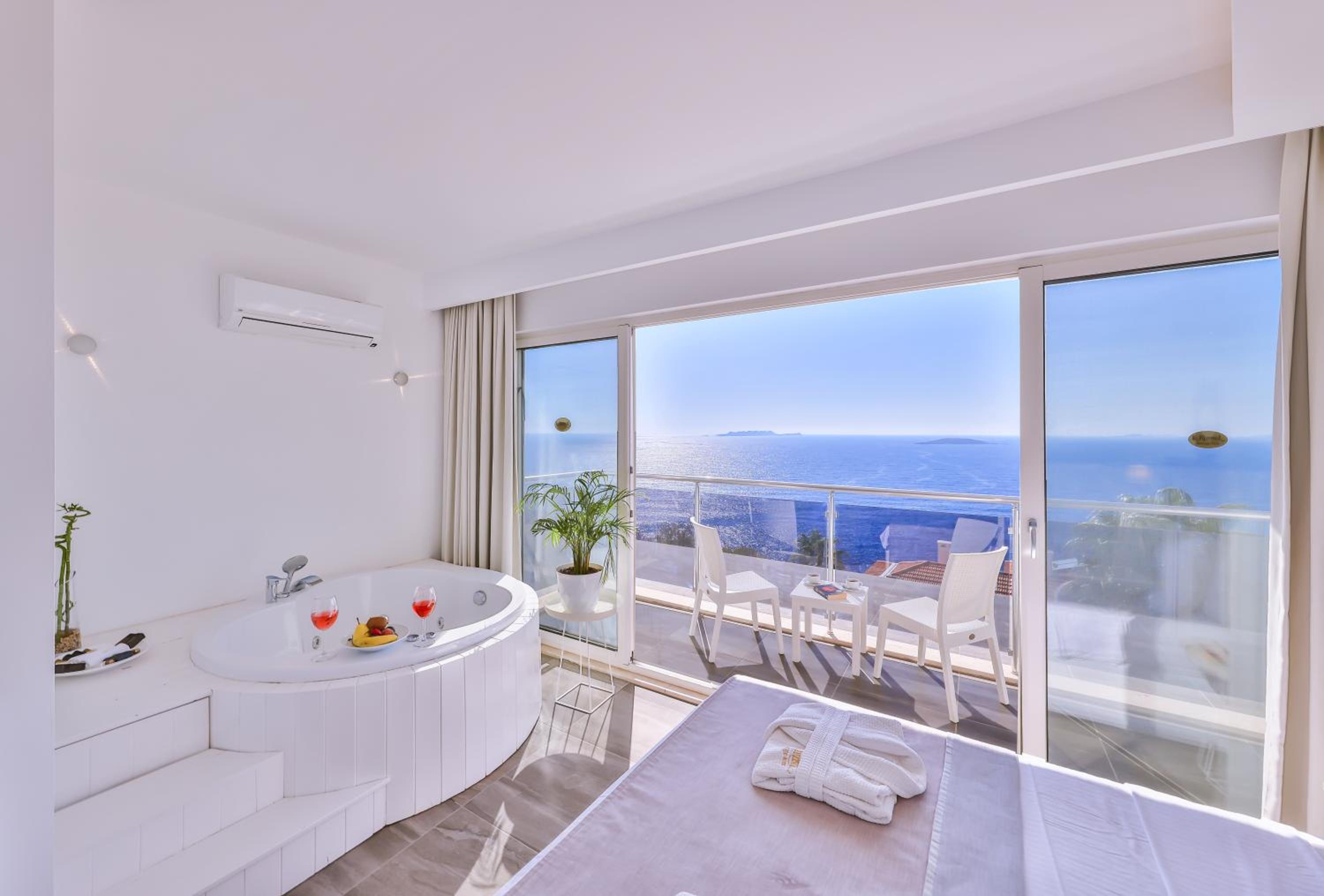 Superior Suite with sea view and Jacuzzi photo 2