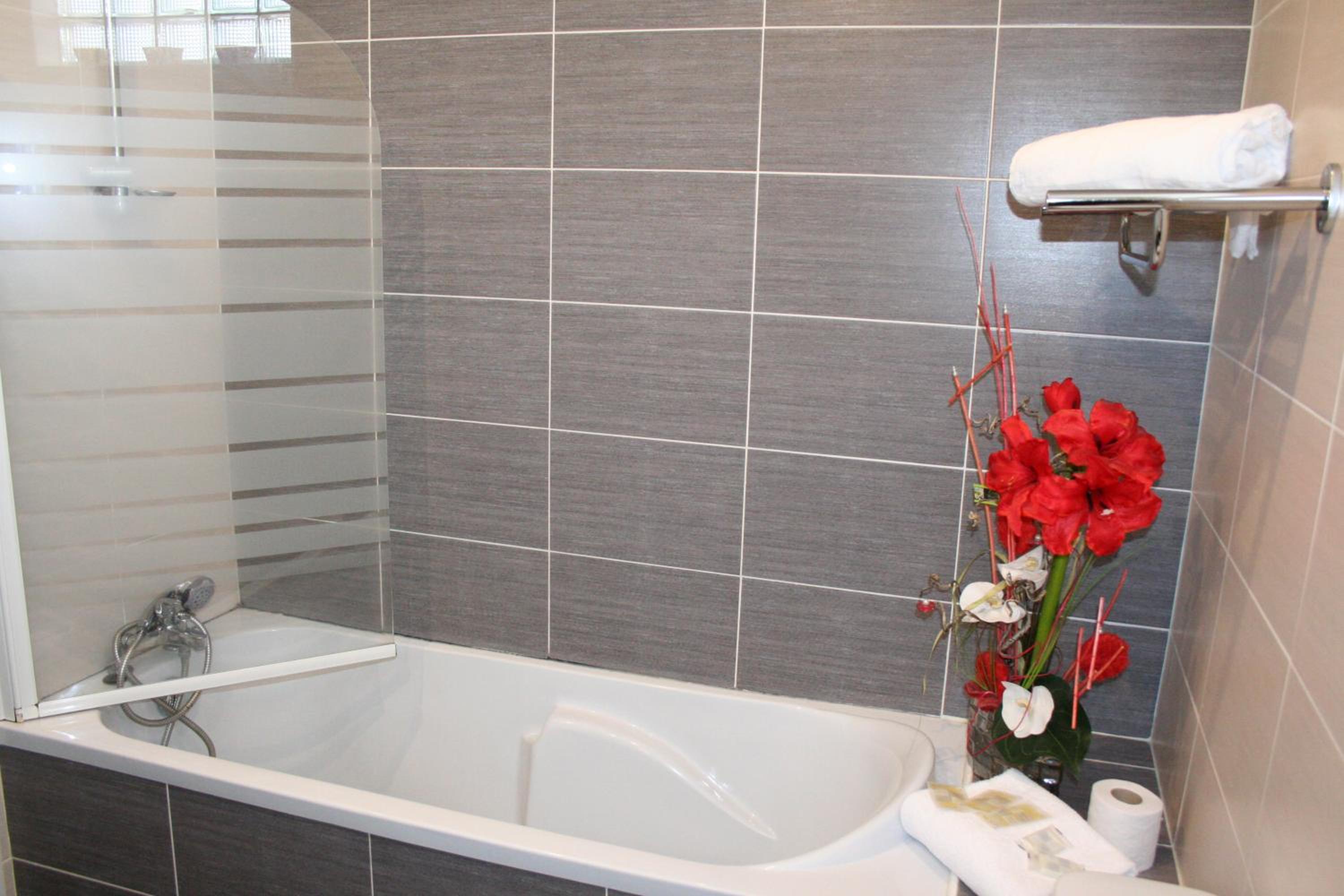Quadruple Room with Bathroom - Photo 2