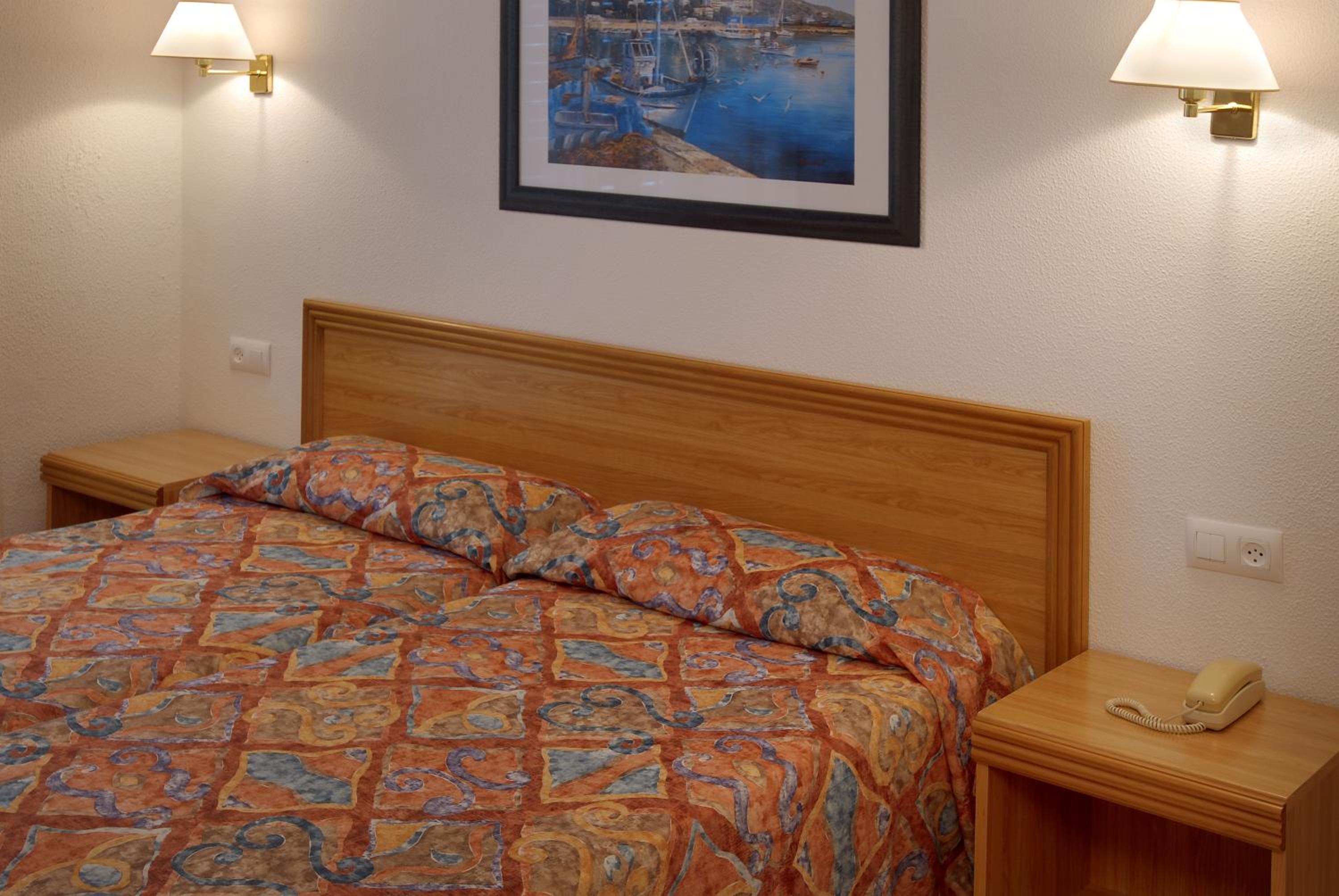 Quadruple Room with lateral Sea View (2 Adults + 2 Children) - Photo 1