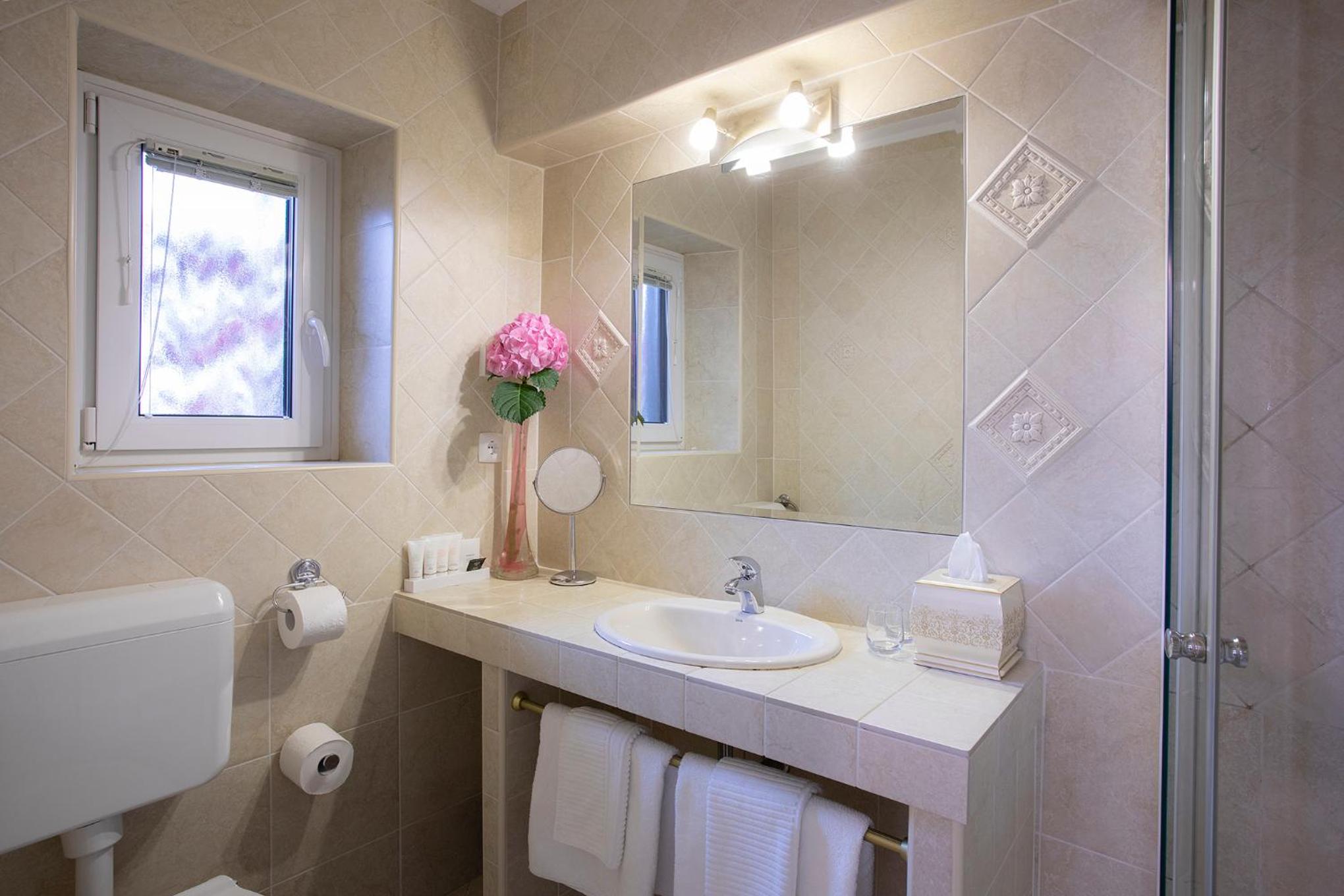 Standard Double Room with Balcony - Photo 2