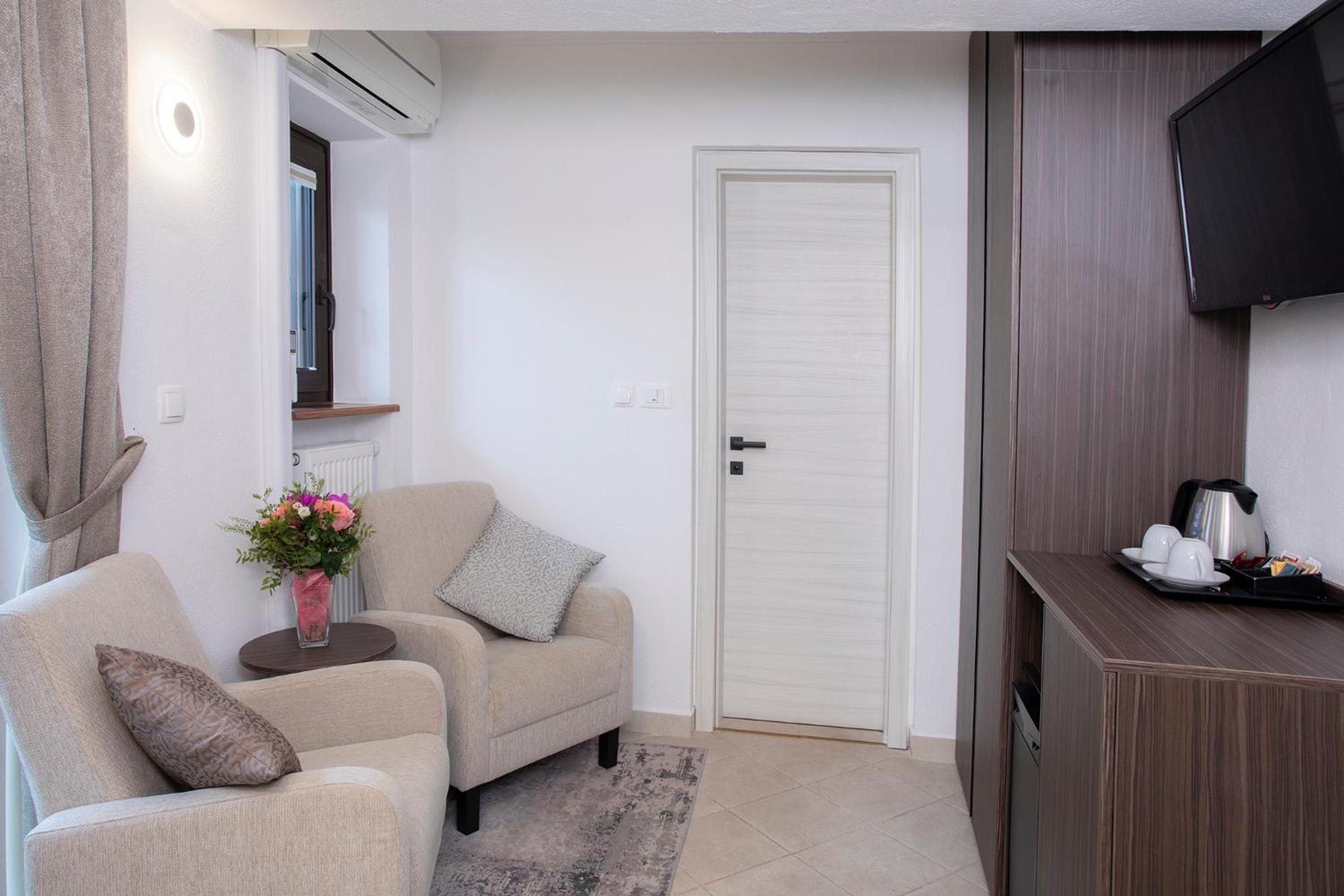 Standard Double Room with Balcony - Photo 3