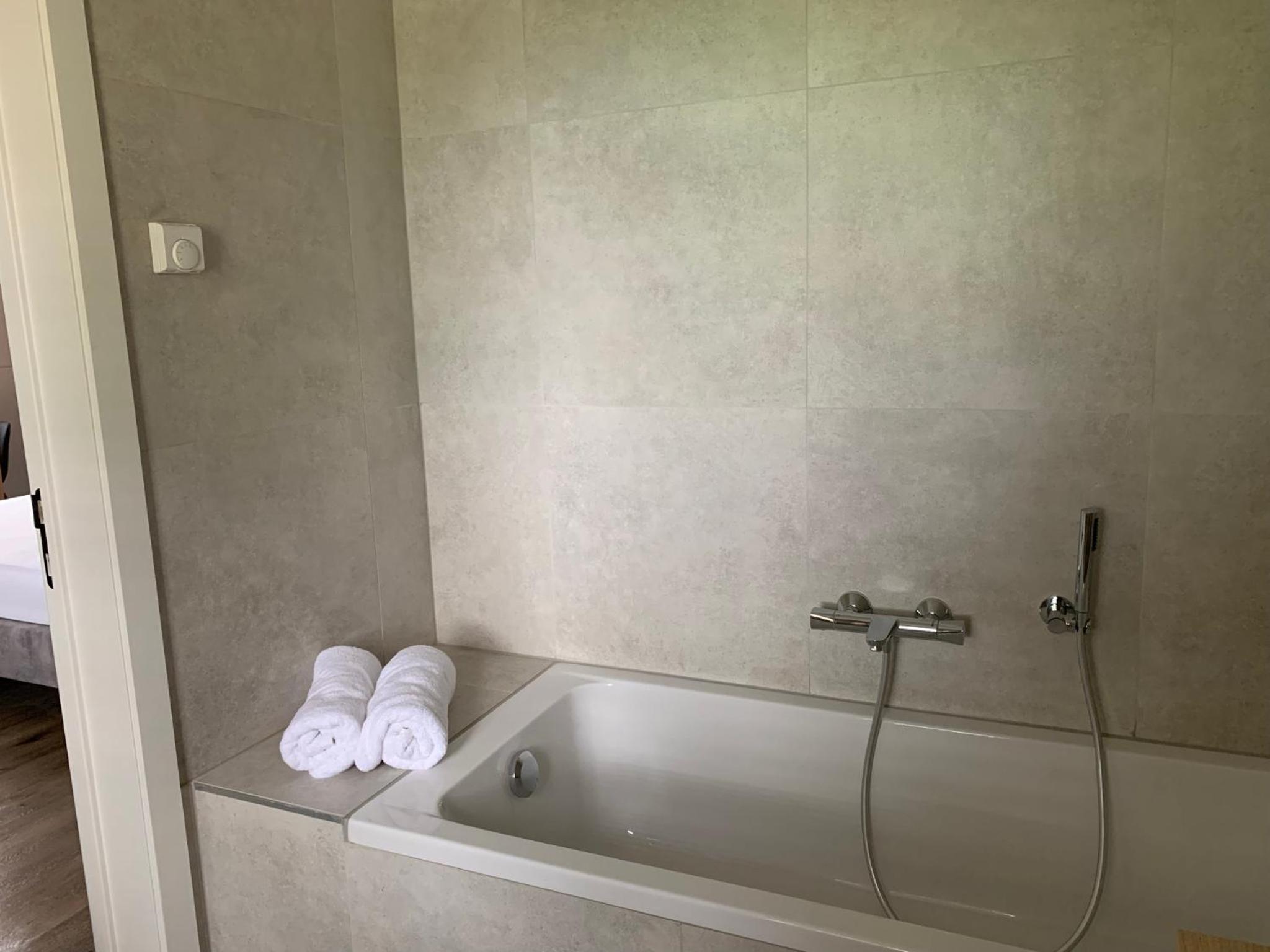 Quadruple Room with Private Bathroom - Photo 4