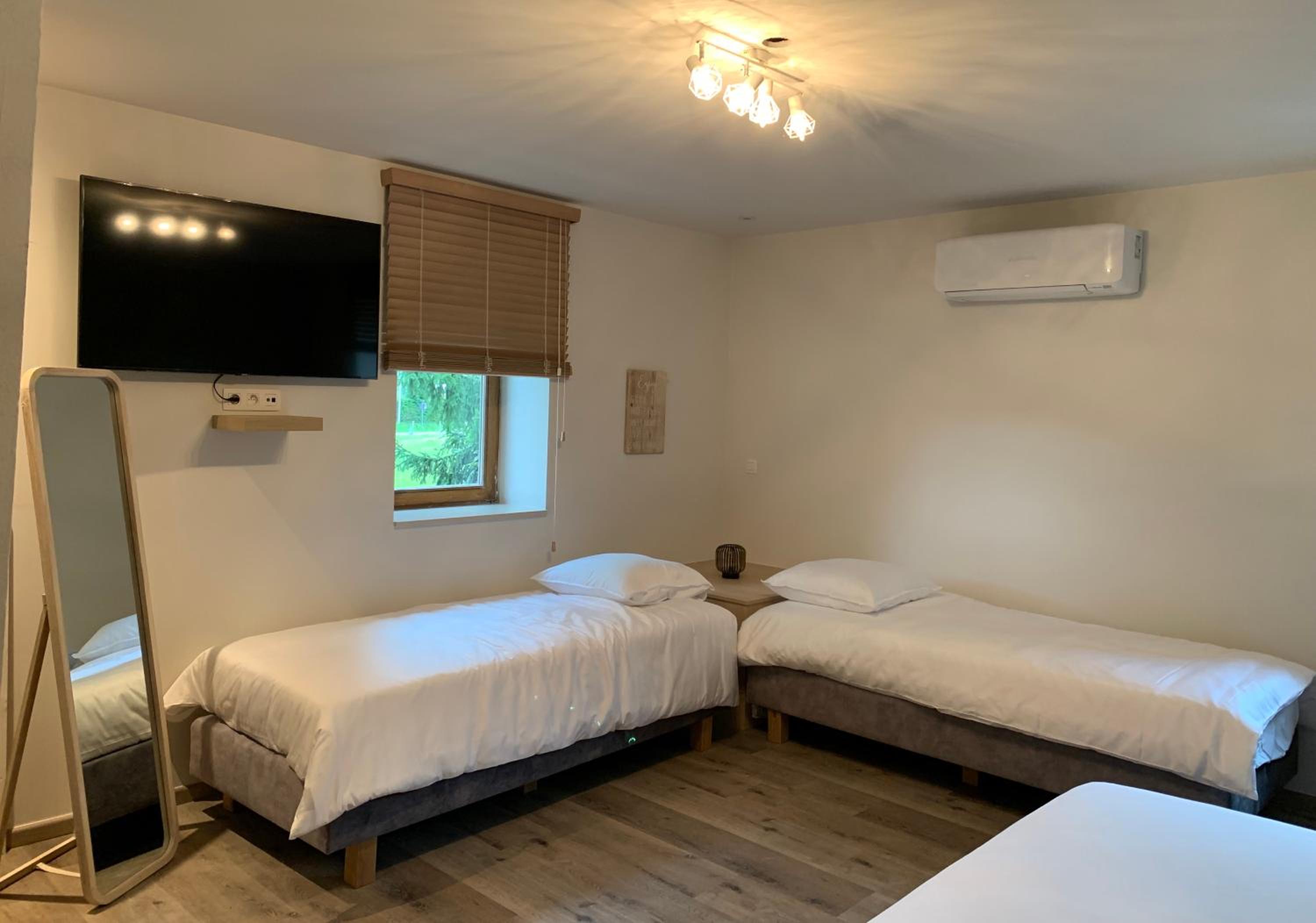 Quadruple Room with Private Bathroom - Photo 1