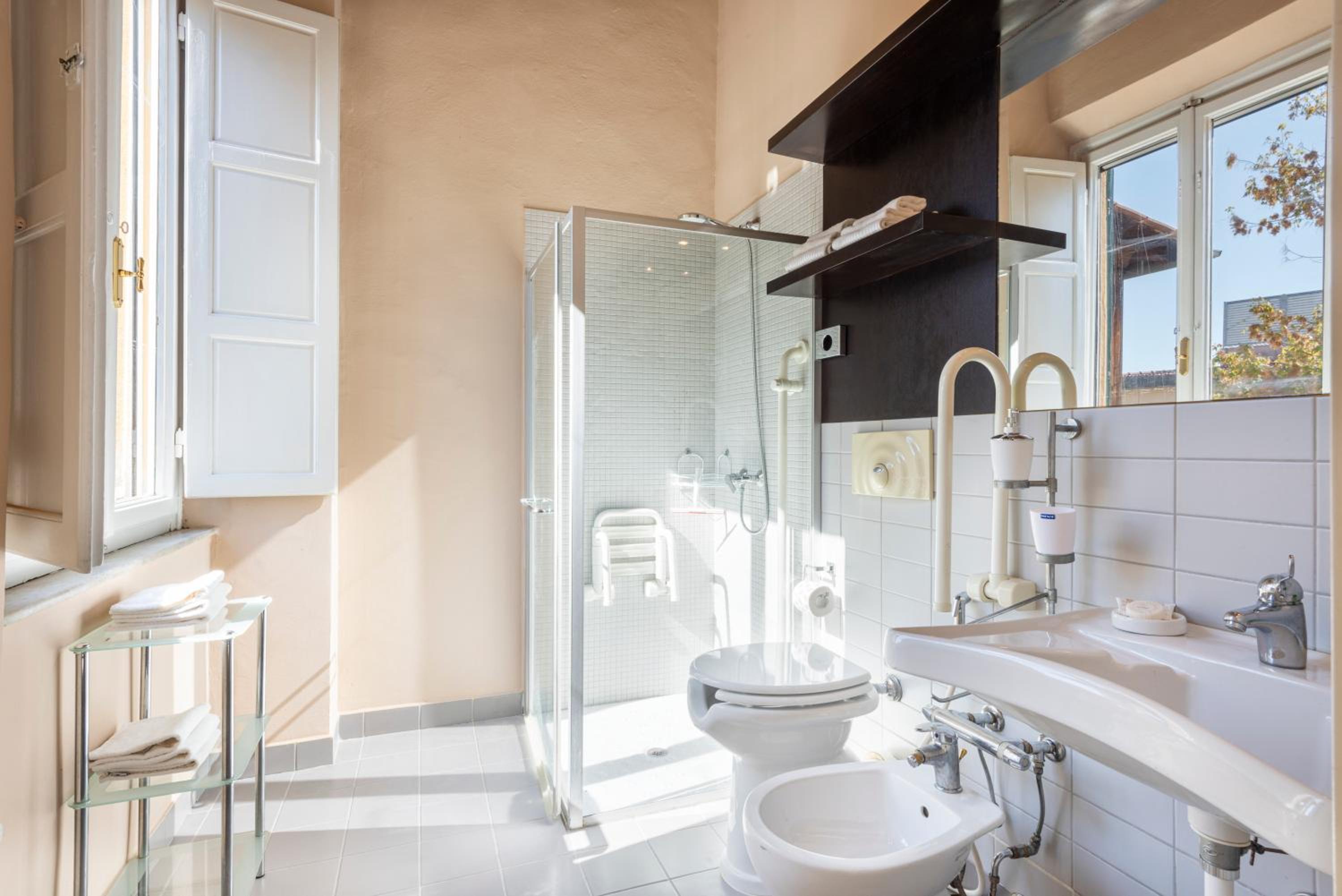 King Room with Roll-In Shower - Disability Access photo 3