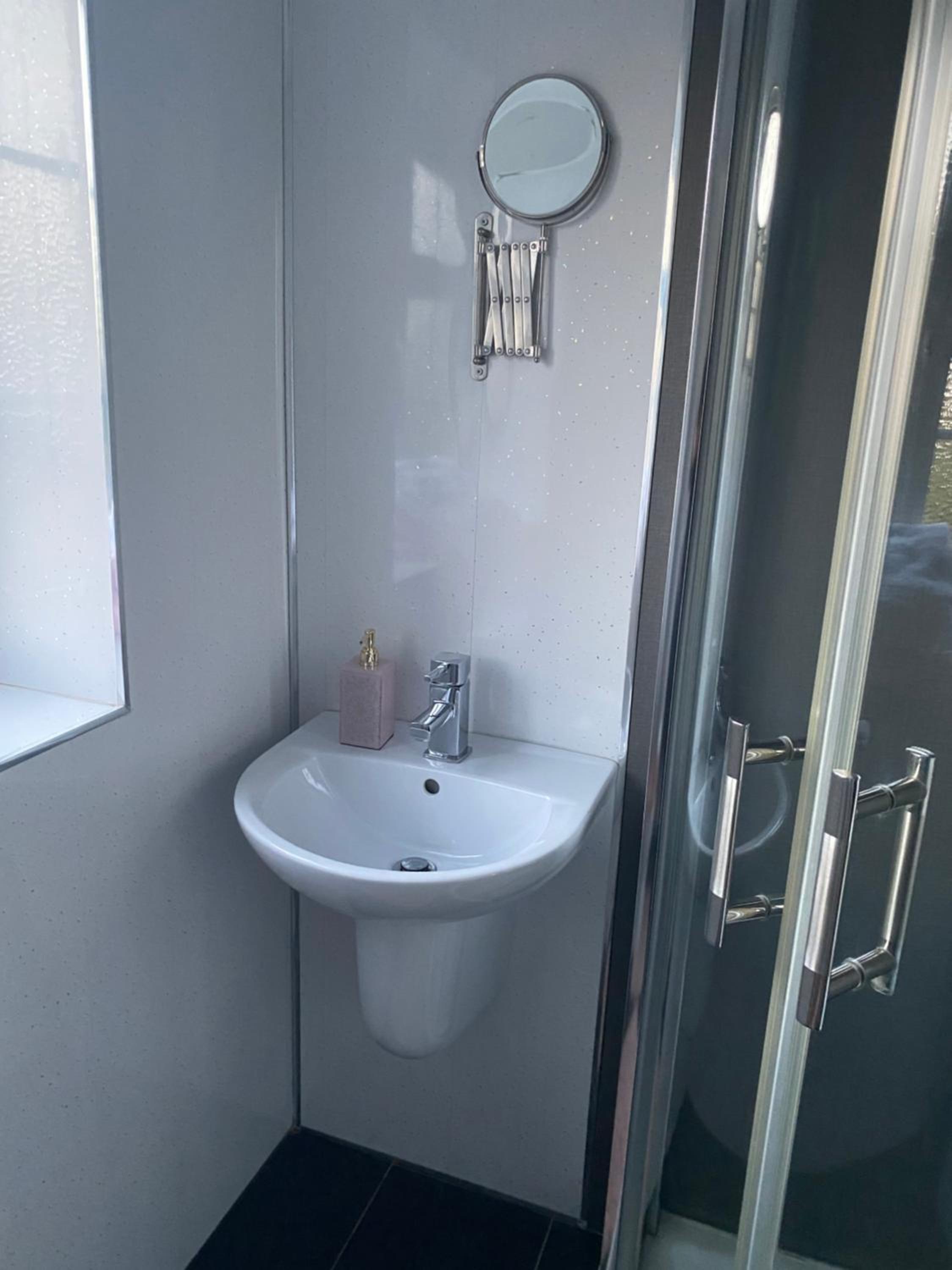 Budget Double Room - Photo 2