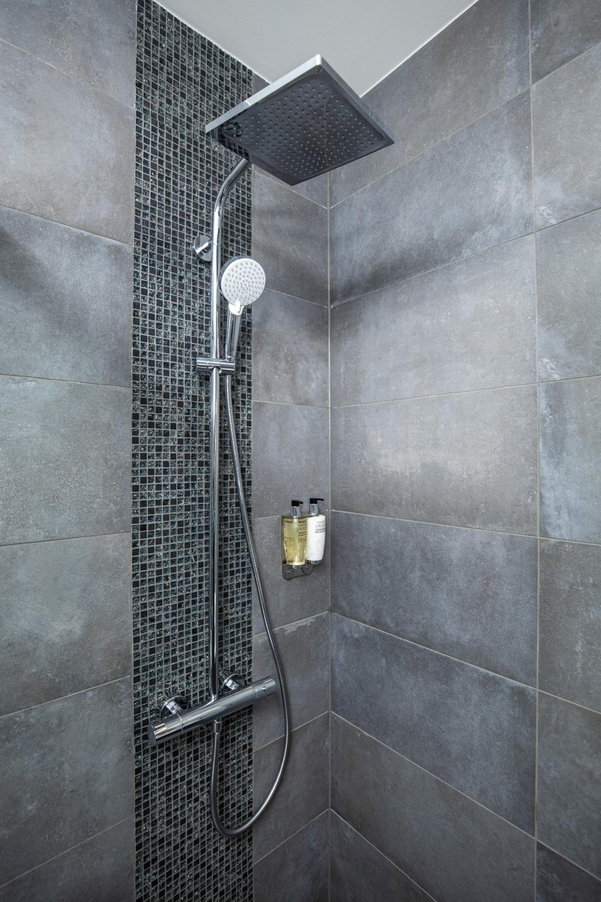 Deluxe Suite with Spa Bath - Photo 5